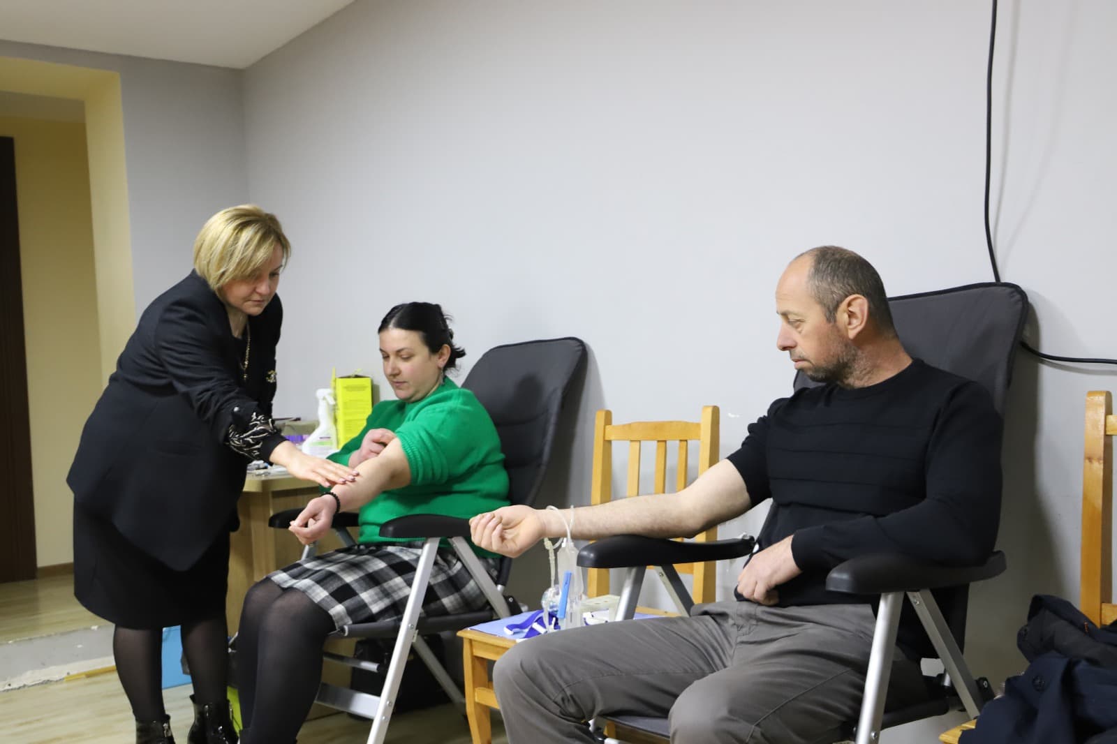 <p style="text-align: justify">თერჯოლის მუნიციპალიტეტის მერიის მხარდაჭერით და ა(ა)იპ "ცენტრალური სისხლის დაწესებულების" ორგანიზებით, თერჯოლაში სისხლის უანგარო დონაციის აქცია ჩატარდა.</p><p style="text-align: justify">დონაციაში სლოგანით "გაიღე სისხლი, მიეცი იმედი: ჩვენ ერთად გადავარჩენთ სიცოცხლეს“ &nbsp;მოქალაქეებთან ერთად, ადგილობრივი ხელისუფლების წარმომადგენლები მონაწილეობდნენ.</p><p style="text-align: justify">მუნიციპალიტეტის მერმა მანუჩარ რობაქიძემ და მერიის სოციალური სამსახურის უფროსმა &nbsp;დიანა ფოცხვერაშვილმა აქციაში მონაწილე &nbsp;ექიმებს და დონორებს მადლობა გადაუხადეს.</p><p style="text-align: justify">მერის განმარტებით, სისხლის დონაციის მსგავსი აქციები ძალიან მნიშვნელოვანია, რადგან &nbsp;სისხლის გადასხმა ათასობით ადამიანის სიცოცხლის გადარჩენის შესაძლებლობას იძლევა, მუნიციპალიტეტის მერია მუდმივად დადგება ადამიანების ჯანმრთელობის სადარაჯოზე და ხელს შეუწყობს უანგარო დონორის აქციის მოწყობას.</p>