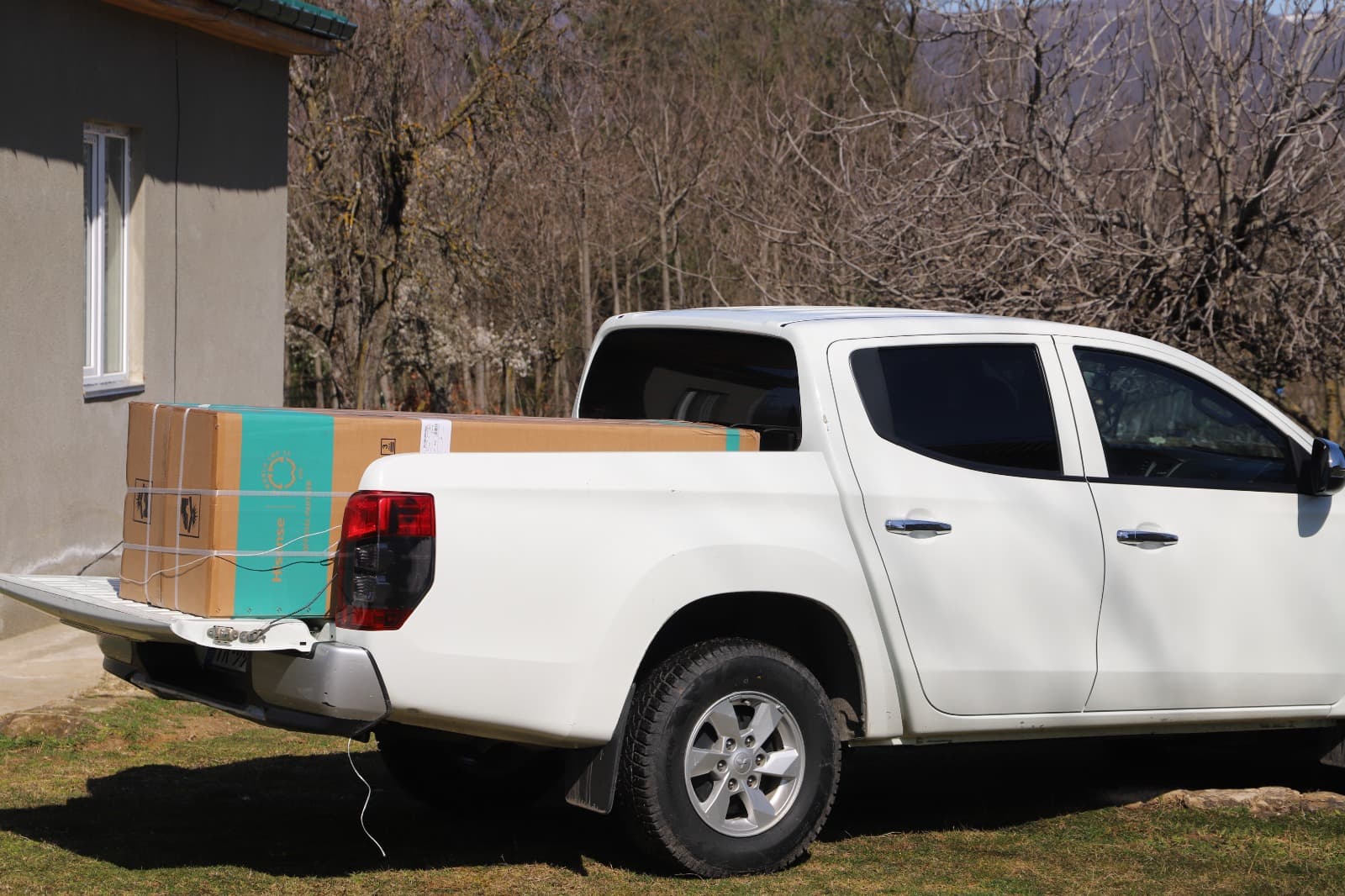 <p style="text-align: justify">თერჯოლის მუნიციპალიტეტის მერმა სოციალურად დაუცველ &nbsp;და მრავალშვილიან ოჯახებს საყოფაცხოვრებო ნივთები გადასცა.</p><p style="text-align: justify">მანუჩარ რობაქიძემ სოციალური დახმარების ბენეფიციარი ოჯახები საკრებულოს თავმჯდომარე სოსო ჩაფიჩაძესთან ერთად მოინახულა.</p><p style="text-align: justify">მიმდინარე წლის პირველი სოციალური აქცია, რომლის ბიუჯეტიც 4000 ლარზე მეტია, მერიის ბავშვთა დაცვისა და მხარდაჭერის განყოფილების ორგანიზებით განხორციელდა.&nbsp;</p><p style="text-align: justify">თერჯოლის მერის ინიციატივით, მსგავსი ტიპის აქციები ბავშვიანი ოჯახების მხარდაჭერის პროგრამის ფარგლებში ინტენსიურად ეწყობა და მოქალაქეების საცხოვრებელი პირობების გაუმჯობესებას ისახავს მიზნად.</p><p style="text-align: justify">მუნიციპალიტეტში აღნიშნული პროგრამა უკვე მეოთხე წელია, მოქმედებს და ამ დრომდე დახმარება 90-მდე ოჯახმა მიიღო.</p>