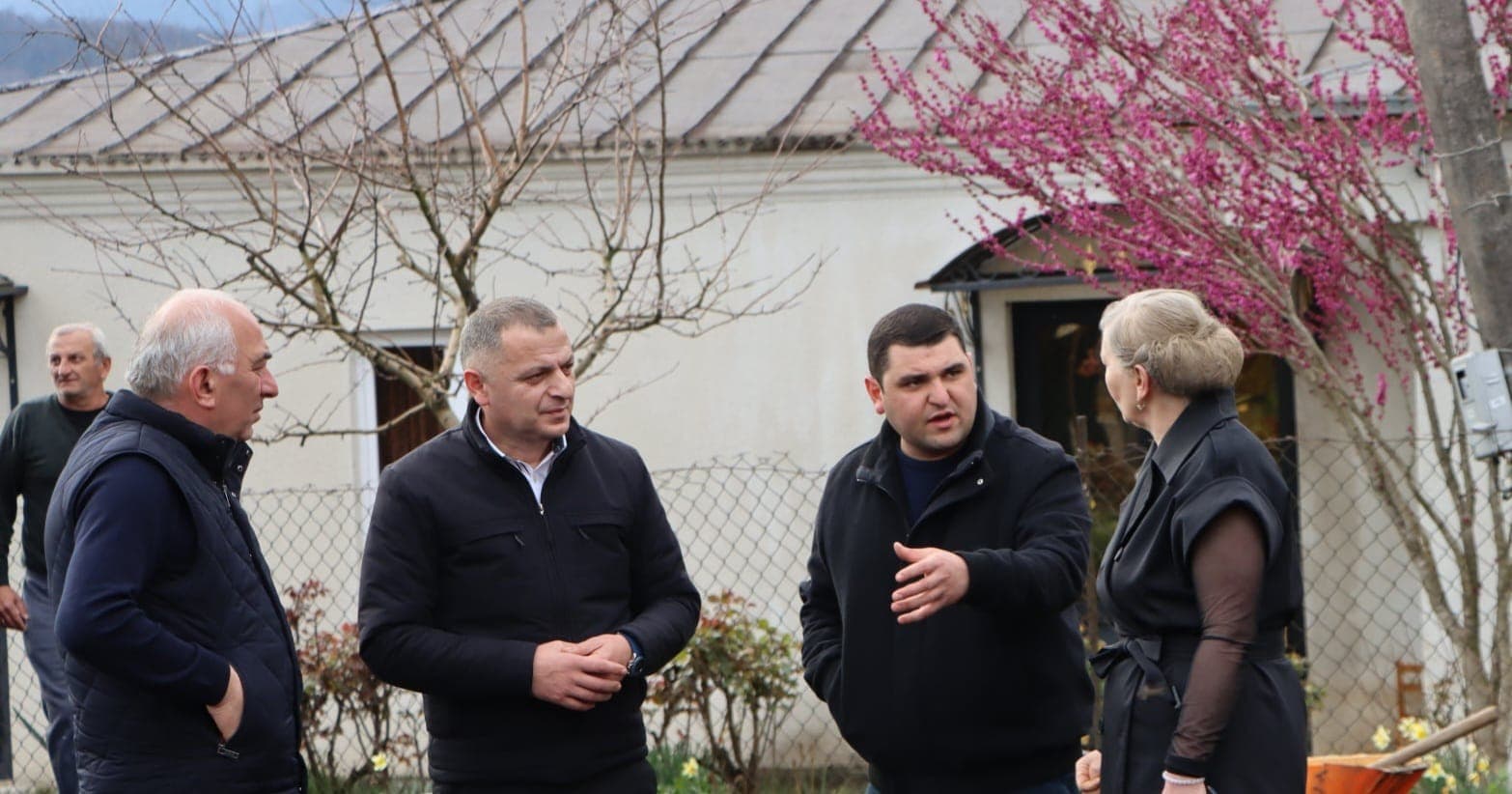 <p style="text-align: justify">ქალაქ ჯვარში, წერეთლის ქუჩაზე, გზის სარეაბილიტაციო სამუშაოები დასრულების ეტაპზეა. მუნიციპალიტეტის მერიის ინფორმაციით, პროექტის ფარგლებში, ასფალტის საფარის დაგებასთან ერთად მოეწყო სანიაღვრე არხები, ხიდ-ბოგირები და მილ-ხიდები.</p><p style="text-align: justify">მიმდინარე სამუშაოებს წალენჯიხის მუნიციპალიტეტის მერი გუბა საჯაია, საკრებულოს თავმჯდომარის მოადგილე დარეჯან დადიანთან, მერის პირველ მოადგილესთან ბესიკ ფარცვანიასთან და სხვა სტრუქტურული ერთეულების ხელმძღვანელ პირებთან &nbsp;ერთად გაეცნო.</p><p style="text-align: justify">სამუშაოები საქართველოს რეგიონებში განსახორციელებელი პროექტების ფონდიდან ფინანსდება და &nbsp;მისი ღირებულება 774 000 ლარს შეადგენს.</p>