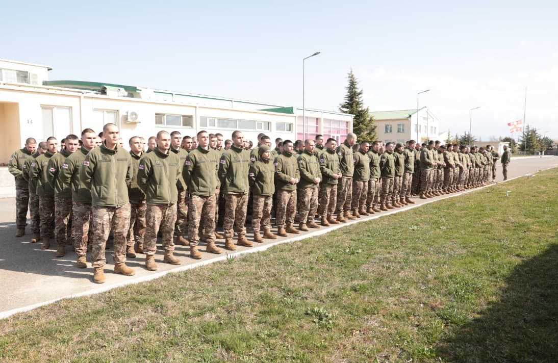 <p style="text-align: justify">დავით აღმაშენებლის სახელობის ეროვნული თავდაცვის აკადემიაში მდებარე წმ. დავით აღმაშენებლის სახელობის ტაძარში აკადემიის კაპელანმა დეკანოზმა გიორგი გაბლიშვილმა სრულიად საქართველოს კათოლიკოს-პატრიარქის სულის მოსახსენებელი პანაშვიდი გადაიხადა, რომელსაც აკადემიის ხელმძღვანელი პირები, პირადი შემადგენლობა და იუნკერ/მსმენელები დაესწრნენ.</p><p style="text-align: justify">"უწმინდესი და უნეტარესი ათწლეულების განმავლობაში წარმოადგენდა ჩვენი ქვეყნის სულიერი სიმტკიცისა და ერთიანობის სიმბოლოს. მისი წვლილი განსაკუთრებულად მნიშვნელოვანია ჩვენი სამშობლოს სულიერი აღორძინების, ეროვნული და სახელმწიფოებრივი თვითმყოფადობის შენარჩუნების საქმეში.</p><p style="text-align: justify">ფასდაუდებელია მისი ღვაწლი ქართული ჯარისა და მხედრობის სულიერი გაძლიერებისა და განმტკიცების საქმეში. იგი ყოველთვის განსაკუთრებული სიყვარულით ლოცავდა სამშობლოს მცველებს და გვასწავლიდა სამშობლოს სიყვარულს, თავდადებასა და ერთგულებას“, - განაცხადა აკადემიის მეთაურმა, ბრიგადის გენერალმა მამია ბალახაძემ.</p>