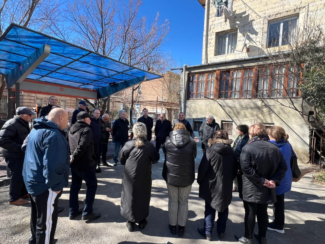 აფხაზეთის მთავრობის წევრები თბილისში მცხოვრებ აფხაზეთიდან იძულებით გადაადგილებულ პირებს შეხვდნენ