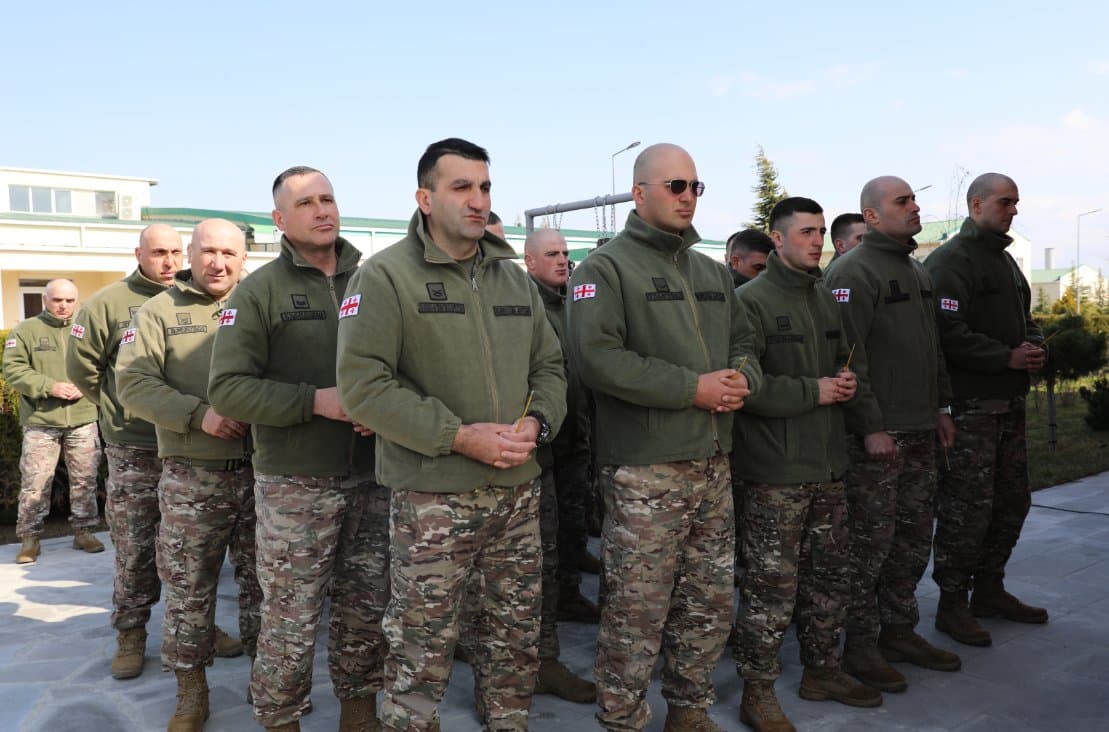 <p style="text-align: justify">დავით აღმაშენებლის სახელობის ეროვნული თავდაცვის აკადემიაში მდებარე წმ. დავით აღმაშენებლის სახელობის ტაძარში აკადემიის კაპელანმა დეკანოზმა გიორგი გაბლიშვილმა სრულიად საქართველოს კათოლიკოს-პატრიარქის სულის მოსახსენებელი პანაშვიდი გადაიხადა, რომელსაც აკადემიის ხელმძღვანელი პირები, პირადი შემადგენლობა და იუნკერ/მსმენელები დაესწრნენ.</p><p style="text-align: justify">"უწმინდესი და უნეტარესი ათწლეულების განმავლობაში წარმოადგენდა ჩვენი ქვეყნის სულიერი სიმტკიცისა და ერთიანობის სიმბოლოს. მისი წვლილი განსაკუთრებულად მნიშვნელოვანია ჩვენი სამშობლოს სულიერი აღორძინების, ეროვნული და სახელმწიფოებრივი თვითმყოფადობის შენარჩუნების საქმეში.</p><p style="text-align: justify">ფასდაუდებელია მისი ღვაწლი ქართული ჯარისა და მხედრობის სულიერი გაძლიერებისა და განმტკიცების საქმეში. იგი ყოველთვის განსაკუთრებული სიყვარულით ლოცავდა სამშობლოს მცველებს და გვასწავლიდა სამშობლოს სიყვარულს, თავდადებასა და ერთგულებას“, - განაცხადა აკადემიის მეთაურმა, ბრიგადის გენერალმა მამია ბალახაძემ.</p>