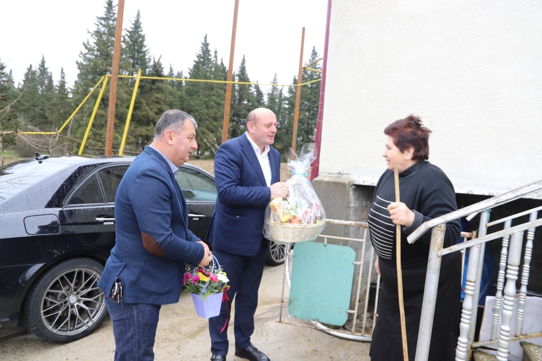 თერჯოლაში საქართველოს ერთიანობისთვის დაღუპული გმირების დედებს და მეუღლეებს გაზაფხულის დღესასწაულები მიულოცეს