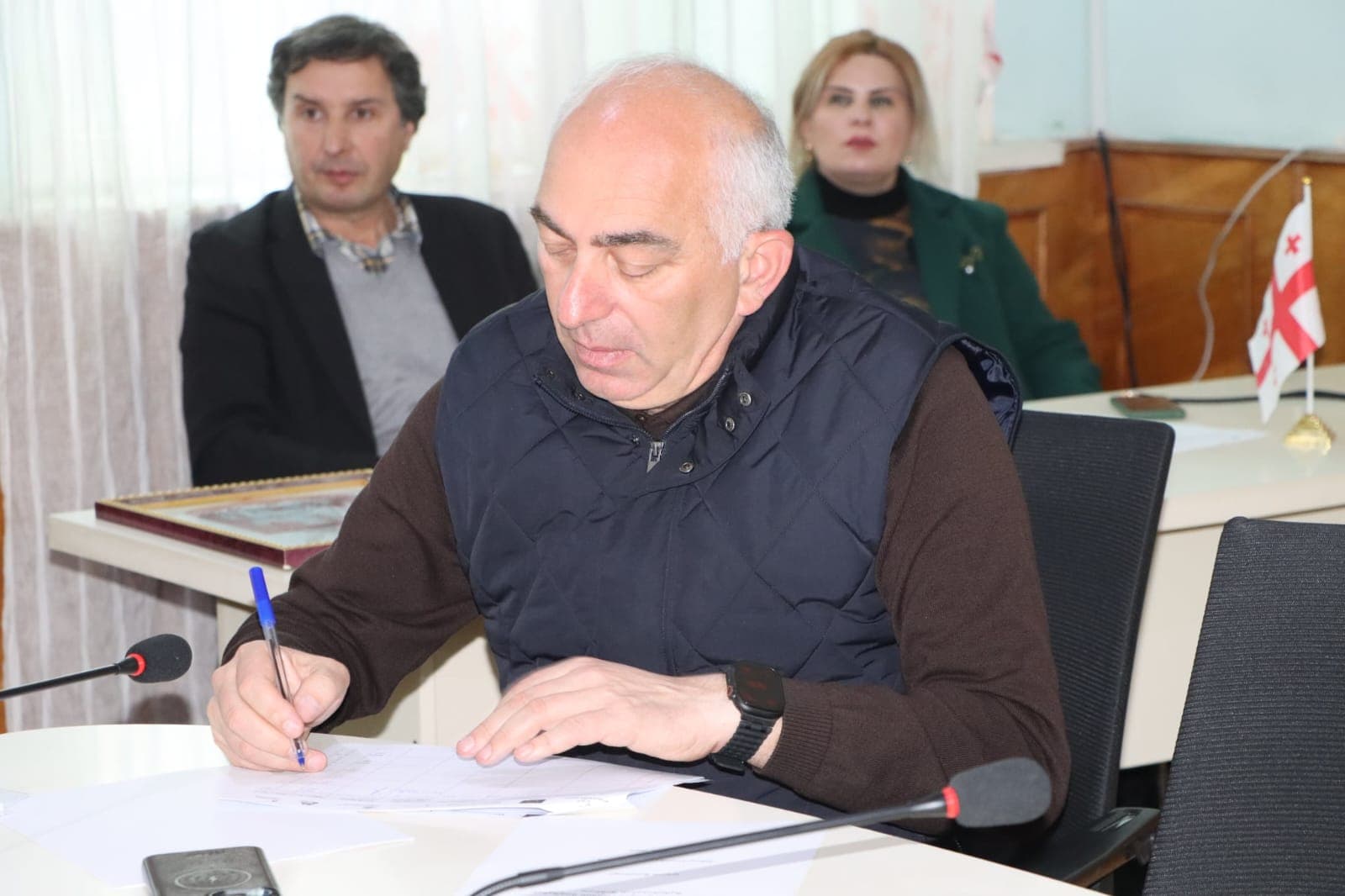 <p style="text-align: justify">ეკოტურიზმის განვითარების გეგმის შემუშავებასთან დაკავშირებით, დღეს წალენჯიხის მერიაში სამუშაო შეხვედრა გაიმართა.</p><p style="text-align: justify">შეხვედრას წალენჯიხის მუნიციპალიტეტის ხელმძღვანელი პირები, შესაბამისი სამსახურების წარმომადგენლები და ეკოტურიზმით დაინტერესებული პირები ესწრებოდნენ.</p><p style="text-align: justify">მუნიციპალიტეტის მერიის ინფორმაციით, შეხვედრა კავკასიის რეგიონული გარემოსდაცვითი ცენტრის წარმომადგენლობის ინიციატივით გაიმართა. აღნიშნული შეხვედრის მიზანია დაინტერესებული მხარეების ჩართულობის უზრუნველყოფა მუნიციპალიტეტისთვის ეკოტურიზმის განვითარების გეგმის მომზადების პროცესში.</p><p style="text-align: justify">შეხვედრის ფორმატში შეიქმნა ფოკუსჯგუფები, რომლებიც ეკოტურიზმის განვითარების გეგმის სხვადასხვა ასპექტებზე იმუშავებენ.</p>