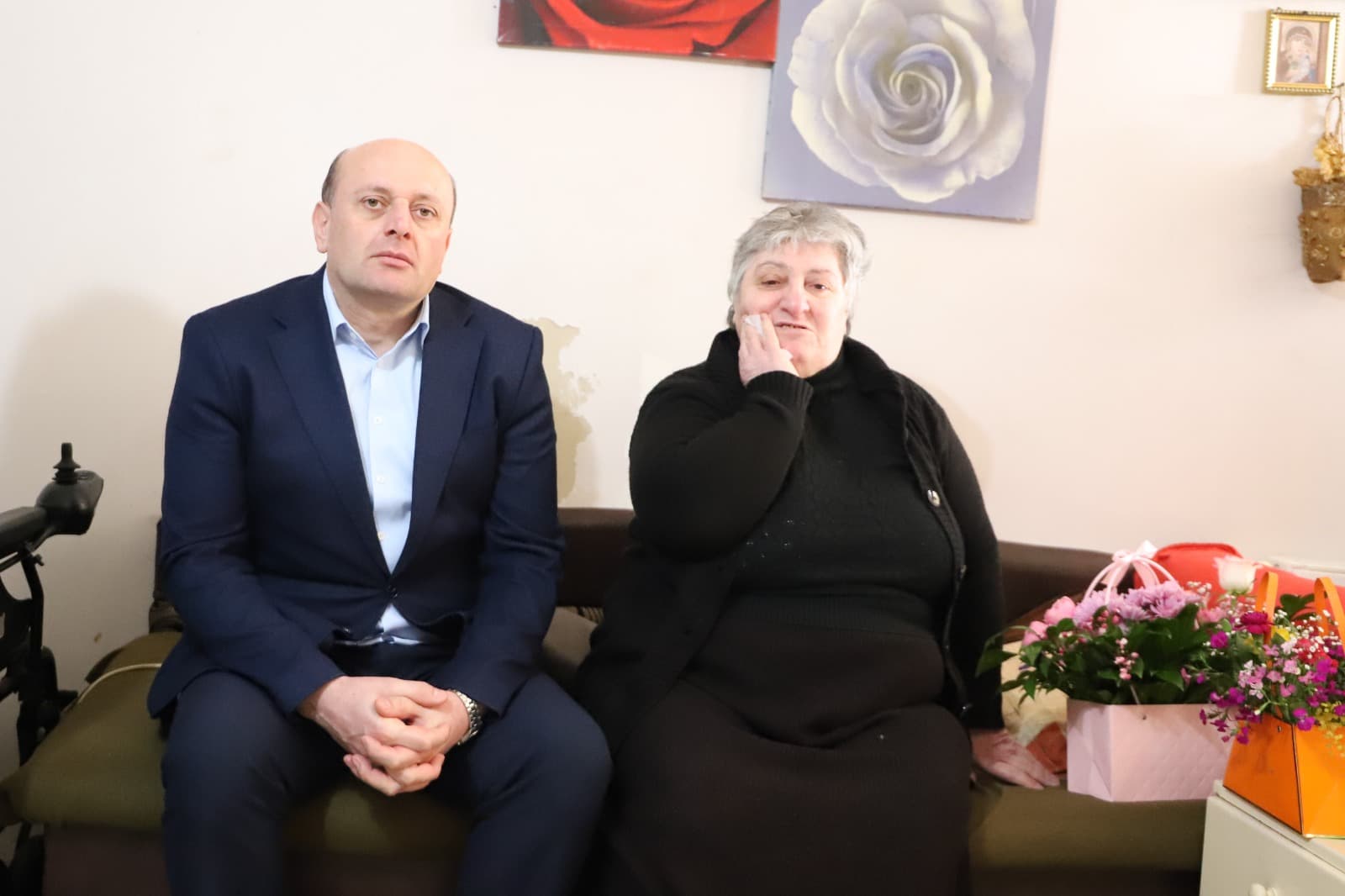 <p style="text-align: justify">თერჯოლის მუნიციპალიტეტის მერმა მანუჩარ რობაქიძემ, საქართველოს ვეტერანების საქმეთა სახელმწიფო სამსახურის დირექტორთან, გენერალ-მაიორ კობა კობალაძესთან და საკრებულოს თავმჯდომარესთან სოსო ჩაფიჩაძეთან ერთად, აგვისტოს ომის გმირის შმაგი სოფრომაძის დედას დედის დღე მიულოცა და დიდხანს სიცოცხლე უსურვა.</p>