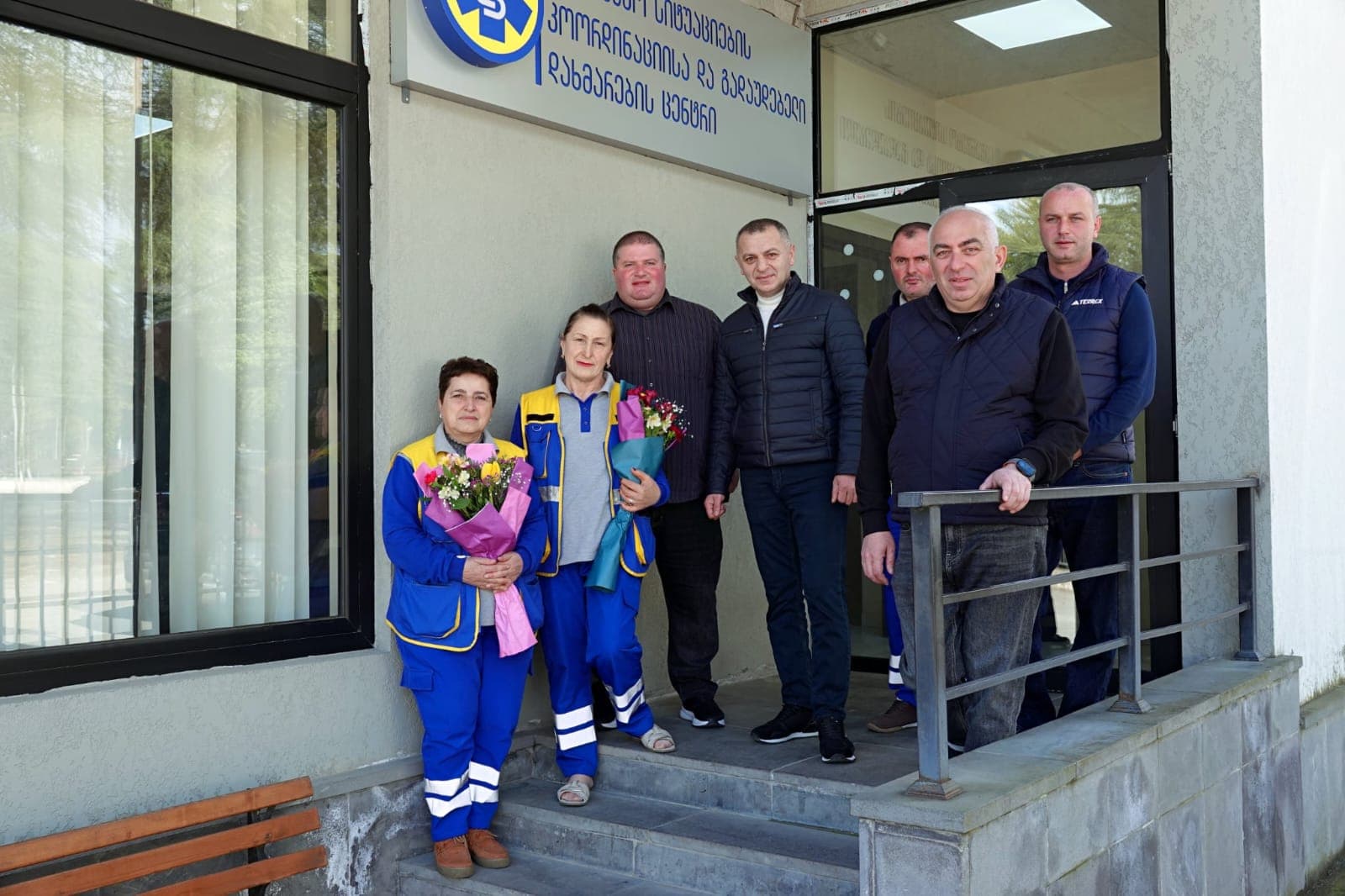 <p style="text-align: justify">წალენჯიხის მუნიციპალიტეტის მერმა გუბა საჯაიამ, საკრებულოს თავმჯდომარე ცოტნე შონიამ, მერის მოადგილეებმა ბესიკ ფარცვანიამ და გიორგი კვარაცხელიამ მუნიციპალიტეტში 24-საათიან რეჟიმში მომუშავე დაწესებულებების ქალ-თანამშრომლებს ქალთა საერთაშორისო დღე მიულოცეს.</p><p style="text-align: justify">ადგილობრივი ხელისუფლების წარმომადგენლებმა "საქართველოს კლინიკების" წალენჯიხის კლინიკის, ქალაქ წალენჯიხისა და ქალაქ ჯვარის &nbsp;სასწრაფო გადაუდებელი დახმარების ცენტრის, ასევე შინაგან საქმეთა სამინისტროს წალენჯიხის რაიონული და ქალაქ ჯვარის განყოფილების თანამშრომელ ქალბატონებს თაიგულები გადასცეს და მერმა თითოეულ მათგანს მადლობა გადაუხადა &nbsp;გაწეული სამსახურისთვის.</p><p style="text-align: justify">"ყველა ქალბატონს დიდი პატივისცემით ვულოცავ &nbsp;ქალთა საერთაშორისო დღეს. განსაკუთრებულია ქალის როლი ჩვენს საზოგადოებრივ ცხოვრებაში, მინდა ჯანმრთელობა და წარმატებები ვუსურვო თითოეულ მათგანს", - განაცხადა წალენჯიხის მუნიციპალიტეტის მერმა &nbsp;გუბა საჯაიამ.</p>