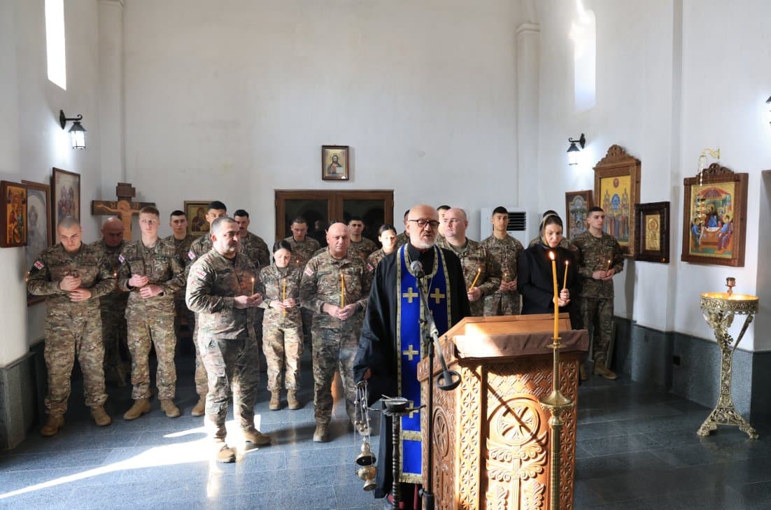 <p style="text-align: justify">დავით აღმაშენებლის სახელობის ეროვნული თავდაცვის აკადემიაში მდებარე წმ. დავით აღმაშენებლის სახელობის ტაძარში აკადემიის კაპელანმა დეკანოზმა გიორგი გაბლიშვილმა სრულიად საქართველოს კათოლიკოს-პატრიარქის სულის მოსახსენებელი პანაშვიდი გადაიხადა, რომელსაც აკადემიის ხელმძღვანელი პირები, პირადი შემადგენლობა და იუნკერ/მსმენელები დაესწრნენ.</p><p style="text-align: justify">"უწმინდესი და უნეტარესი ათწლეულების განმავლობაში წარმოადგენდა ჩვენი ქვეყნის სულიერი სიმტკიცისა და ერთიანობის სიმბოლოს. მისი წვლილი განსაკუთრებულად მნიშვნელოვანია ჩვენი სამშობლოს სულიერი აღორძინების, ეროვნული და სახელმწიფოებრივი თვითმყოფადობის შენარჩუნების საქმეში.</p><p style="text-align: justify">ფასდაუდებელია მისი ღვაწლი ქართული ჯარისა და მხედრობის სულიერი გაძლიერებისა და განმტკიცების საქმეში. იგი ყოველთვის განსაკუთრებული სიყვარულით ლოცავდა სამშობლოს მცველებს და გვასწავლიდა სამშობლოს სიყვარულს, თავდადებასა და ერთგულებას“, - განაცხადა აკადემიის მეთაურმა, ბრიგადის გენერალმა მამია ბალახაძემ.</p>