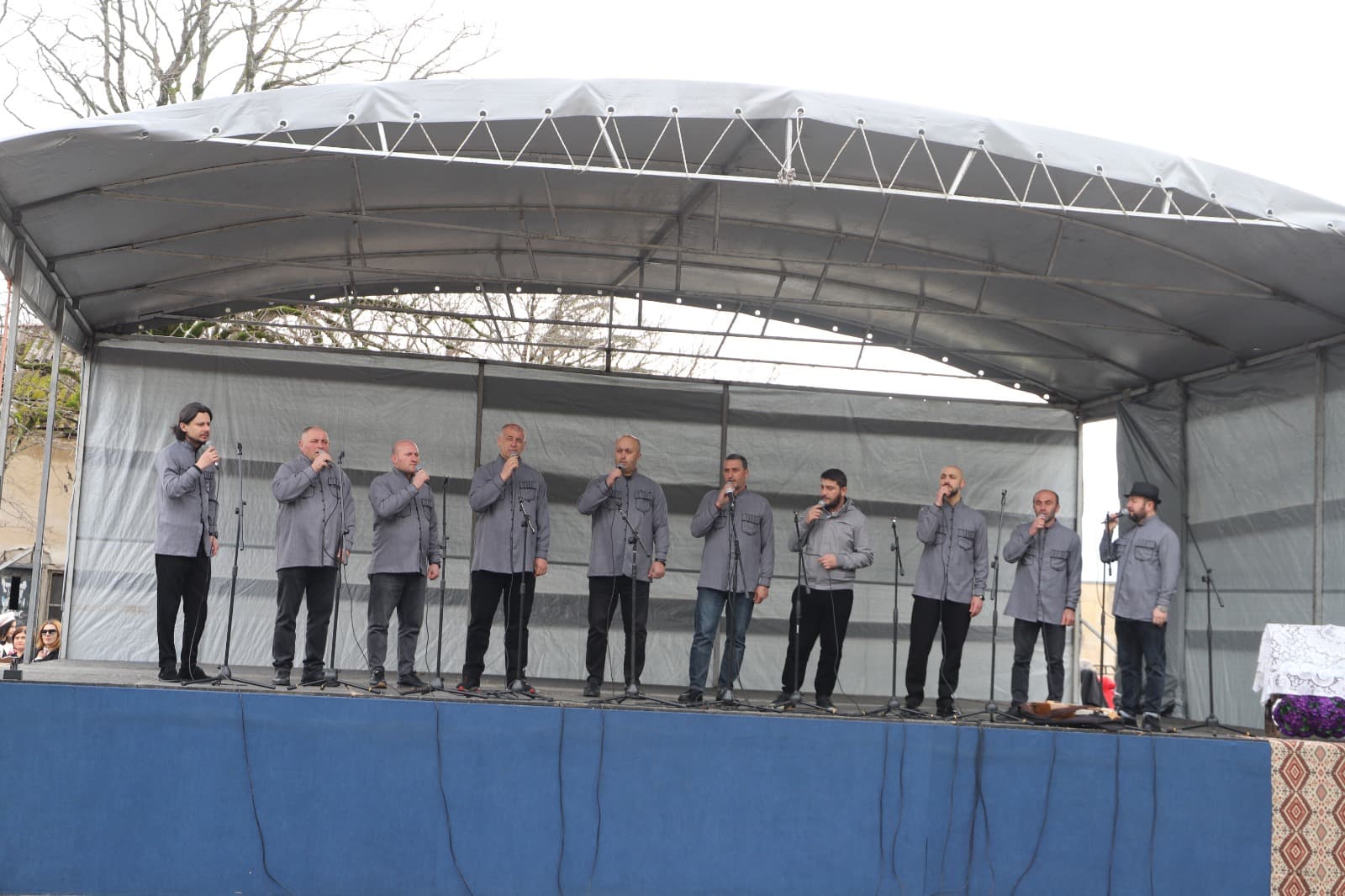 <p style="text-align: justify">თერჯოლის მუნიციპალიტეტის მერმა მანუჩარ რობაქიძემ, საკრებულოს თავმჯდომარე &nbsp;სოსო ჩაფიჩაძესთან ერთად, სოფელ ჩხარში დედის ძეგლი ყვავილებით შეამკო და 3 მარტისადმი მიძღვნილ ღონისძიებას დაესწრო. &nbsp;</p><p style="text-align: justify">თერჯოლის მერიის განათლების, კულტურის, სპორტის და ახალგაზრდულ საქმეთა სამსახურის ორგანიზებით, დედის დღესთან დაკავშირებით მრავალფეროვანი აქტივობები მოეწყო: დედის ძეგლის მიმდებარედ მოლბერტებზე განთავსებული იყო სამხატვრო სკოლის მოსწავლეთა თემატური ნამუშევრები და &nbsp;ადგილობრივი ხალხური რეწვის ოსტატების ნამუშევრების გამოფენა-გაყიდვა.&nbsp;</p><p style="text-align: justify">ჩხარის ცენტრში, ადგილობრივი შემოქმედებითი ანსამბლების ჩართულობით გაიმართა, დედის დღისადმი მიძღვნილი საზეიმო კონცერტი სახელწოდებით "ჩამჭიდე ხელი“.</p><p style="text-align: justify">ღონისძიებას ჩხარის მცხოვრებლებთან ერთად, ადგილობრივი ხელისუფლების წარმომადგენლები, სასულიერო პირები და მოწვეული სტუმრები დაესწრნენ.</p>