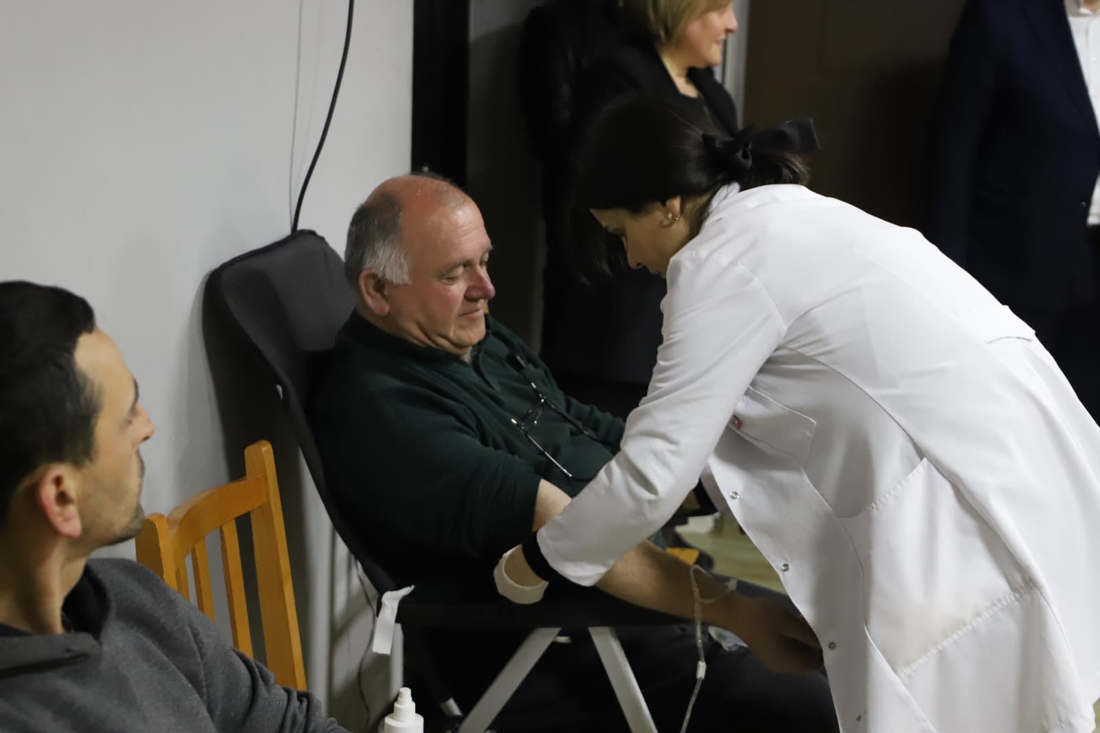 <p style="text-align: justify">თერჯოლის მუნიციპალიტეტის მერიის მხარდაჭერით და ა(ა)იპ "ცენტრალური სისხლის დაწესებულების" ორგანიზებით, თერჯოლაში სისხლის უანგარო დონაციის აქცია ჩატარდა.</p><p style="text-align: justify">დონაციაში სლოგანით "გაიღე სისხლი, მიეცი იმედი: ჩვენ ერთად გადავარჩენთ სიცოცხლეს“ &nbsp;მოქალაქეებთან ერთად, ადგილობრივი ხელისუფლების წარმომადგენლები მონაწილეობდნენ.</p><p style="text-align: justify">მუნიციპალიტეტის მერმა მანუჩარ რობაქიძემ და მერიის სოციალური სამსახურის უფროსმა &nbsp;დიანა ფოცხვერაშვილმა აქციაში მონაწილე &nbsp;ექიმებს და დონორებს მადლობა გადაუხადეს.</p><p style="text-align: justify">მერის განმარტებით, სისხლის დონაციის მსგავსი აქციები ძალიან მნიშვნელოვანია, რადგან &nbsp;სისხლის გადასხმა ათასობით ადამიანის სიცოცხლის გადარჩენის შესაძლებლობას იძლევა, მუნიციპალიტეტის მერია მუდმივად დადგება ადამიანების ჯანმრთელობის სადარაჯოზე და ხელს შეუწყობს უანგარო დონორის აქციის მოწყობას.</p>