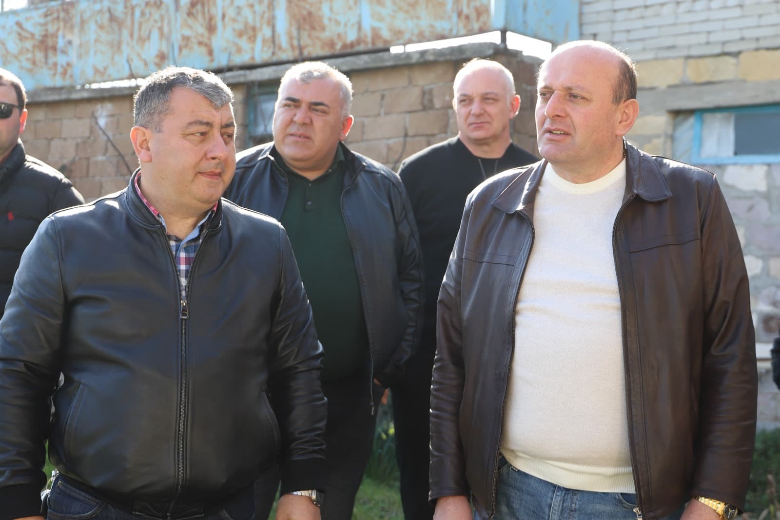 <p style="text-align: justify">თერჯოლის მუნიციპალიტეტის მერმა სოციალურად დაუცველ &nbsp;და მრავალშვილიან ოჯახებს საყოფაცხოვრებო ნივთები გადასცა.</p><p style="text-align: justify">მანუჩარ რობაქიძემ სოციალური დახმარების ბენეფიციარი ოჯახები საკრებულოს თავმჯდომარე სოსო ჩაფიჩაძესთან ერთად მოინახულა.</p><p style="text-align: justify">მიმდინარე წლის პირველი სოციალური აქცია, რომლის ბიუჯეტიც 4000 ლარზე მეტია, მერიის ბავშვთა დაცვისა და მხარდაჭერის განყოფილების ორგანიზებით განხორციელდა.&nbsp;</p><p style="text-align: justify">თერჯოლის მერის ინიციატივით, მსგავსი ტიპის აქციები ბავშვიანი ოჯახების მხარდაჭერის პროგრამის ფარგლებში ინტენსიურად ეწყობა და მოქალაქეების საცხოვრებელი პირობების გაუმჯობესებას ისახავს მიზნად.</p><p style="text-align: justify">მუნიციპალიტეტში აღნიშნული პროგრამა უკვე მეოთხე წელია, მოქმედებს და ამ დრომდე დახმარება 90-მდე ოჯახმა მიიღო.</p>