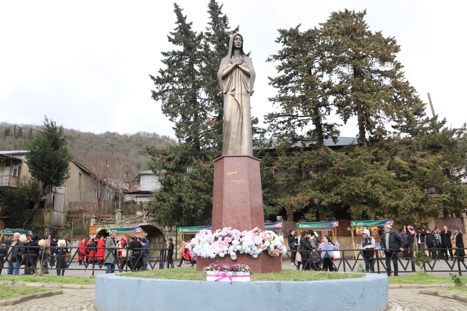 <p style="text-align: justify">თერჯოლის მუნიციპალიტეტის მერმა მანუჩარ რობაქიძემ, საკრებულოს თავმჯდომარე &nbsp;სოსო ჩაფიჩაძესთან ერთად, სოფელ ჩხარში დედის ძეგლი ყვავილებით შეამკო და 3 მარტისადმი მიძღვნილ ღონისძიებას დაესწრო. &nbsp;</p><p style="text-align: justify">თერჯოლის მერიის განათლების, კულტურის, სპორტის და ახალგაზრდულ საქმეთა სამსახურის ორგანიზებით, დედის დღესთან დაკავშირებით მრავალფეროვანი აქტივობები მოეწყო: დედის ძეგლის მიმდებარედ მოლბერტებზე განთავსებული იყო სამხატვრო სკოლის მოსწავლეთა თემატური ნამუშევრები და &nbsp;ადგილობრივი ხალხური რეწვის ოსტატების ნამუშევრების გამოფენა-გაყიდვა.&nbsp;</p><p style="text-align: justify">ჩხარის ცენტრში, ადგილობრივი შემოქმედებითი ანსამბლების ჩართულობით გაიმართა, დედის დღისადმი მიძღვნილი საზეიმო კონცერტი სახელწოდებით "ჩამჭიდე ხელი“.</p><p style="text-align: justify">ღონისძიებას ჩხარის მცხოვრებლებთან ერთად, ადგილობრივი ხელისუფლების წარმომადგენლები, სასულიერო პირები და მოწვეული სტუმრები დაესწრნენ.</p>