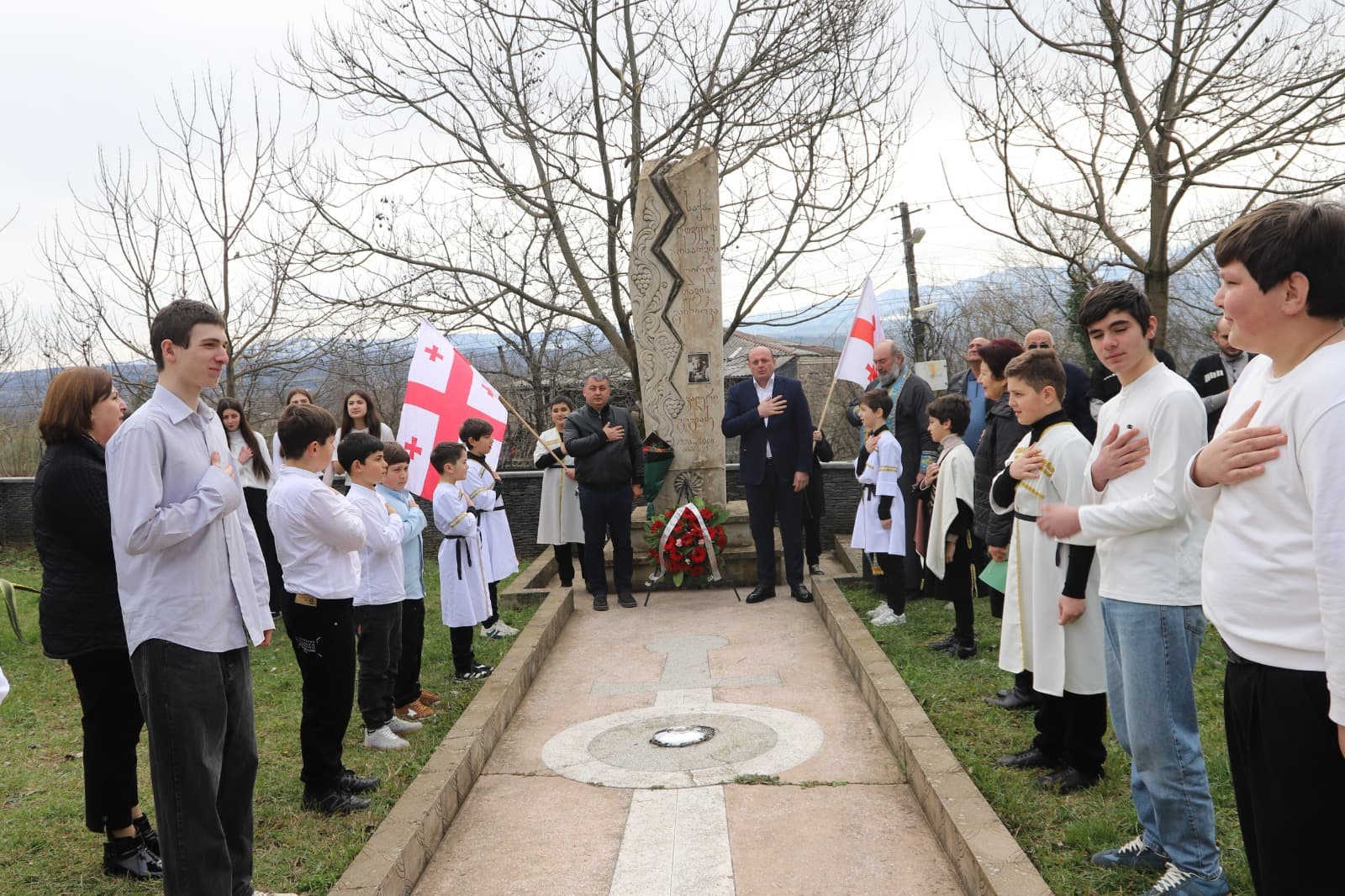 <p style="text-align: justify">6 მარტი აგვისტოს ომის გმირის ვალერი გოგნაძის&nbsp;დაბადების დღეა.</p><p style="text-align: justify">გმირის დაბადების დღესთან დაკავშირებით, სოფელ ღვანკითში არსებული მემორიალი თერჯოლის მუნიციპალიტეტის მერმა მანუჩარ რობაქიძემ და საკრებულოს თავმჯდომარემ სოსო ჩაფიჩაძემ ყვავილებით შეამკეს და პატივი მიაგეს მის ხსოვნას.</p><p style="text-align: justify">მამა ანდრიამ გარდაცვლილი გმირის სულის მოსახსენებელი პანაშვიდი გადაიხადა, ვალერი გოგნაძის მშობლიური სკოლის &nbsp;მეოთხე და მეცხრე კლასელებმა კი ლიტერატურული კომპოზიცია &nbsp;შეასრულეს.&nbsp;</p><p style="text-align: justify">"2008 წელი უმძიმესი წელი იყო საქართველოს უახლეს ისტორიაში, თერჯოლის მუნიციპალიტეტიდან ხუთმა გმირმა შესწირა თავი აგვისტოს ომს, ხუთი ოჯახი შეიმოსა ძაძებით. მთლიანად მუნიციპალიტეტი, სოფელი, სასკოლო საზოგადოება ვალდებულია პატივი მივაგოთ გმირის ხსოვნას და გვქონდეს მაგალითად ვალერი გოგნაძის გმირობა, მისი მაგალითზე უნდა იცოდეს ახალგაზრდა თაობამ, სად უნდა იდგეს ქვეყნის თავისუფლების &nbsp;სადარაჯოზე", - განაცხადა მანუჩარ რობაქიძემ.</p><p style="text-align: justify">ვალერი გოგნაძის ხსოვნის უკვდავსაყოფად ღონისძიება მერიის განათლების, კულტურის, სპორტის და ახალგაზრდულ საქმეთა სამსახურმა მოაწყო. აღნიშნულ ღონისძიებას მერის მოადგილეები: ზვიად ბაზაძე და მირზა ქოჩიაშვილი, საკრებულოს და მერიის შესაბამისი სამსახურის წარმომადგენლები, ვეტერანთა სახელმწიფო სამსახურის ხელმძღვანელი და მოქალაქეები დაესწრნენ.</p><p style="text-align: justify">ვალერი გოგნაძე 1978 წლის 6 მარტს &nbsp;თერჯოლის რაიონის სოფელ ღვანკითში დაიბადა. უმცროსი სერჟანტი ვალერი გოგნაძე &nbsp;დაჯილდოებულია ვახტანგ გორგასლის III ხარისხის ორდენით.</p><p style="text-align: justify">დაიღუპა 2008 წლის 11 აგვისტოს. დაკრძალულია მუხათგვერდის ძმათა სასაფლაოზე.</p><p style="text-align: justify">აგვისტოს ომის გმირის სახელის უკვდავსაყოფად სოფელ ღვანკითში არის მისი სახელობის სკვერი და ქუჩა.</p>