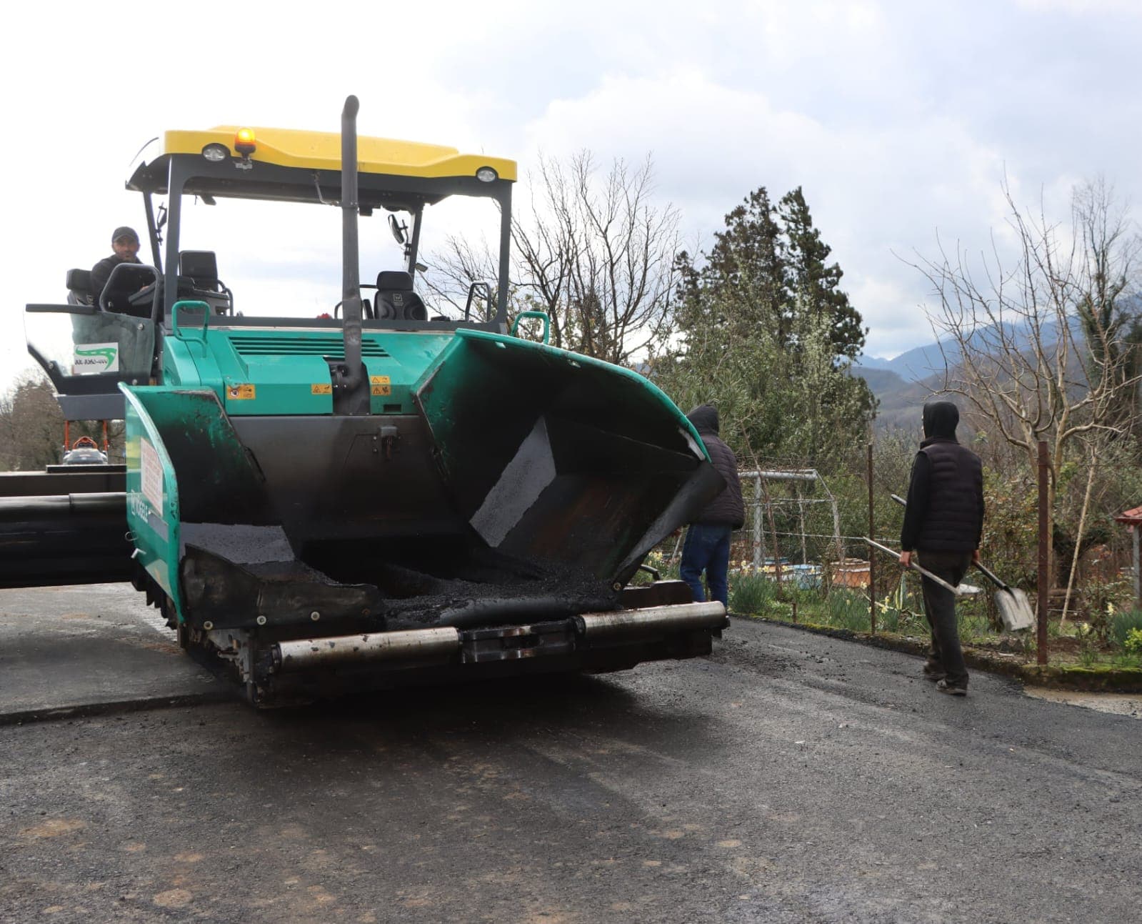 <p style="text-align: justify">ქალაქ ჯვარში, წერეთლის ქუჩაზე, გზის სარეაბილიტაციო სამუშაოები დასრულების ეტაპზეა. მუნიციპალიტეტის მერიის ინფორმაციით, პროექტის ფარგლებში, ასფალტის საფარის დაგებასთან ერთად მოეწყო სანიაღვრე არხები, ხიდ-ბოგირები და მილ-ხიდები.</p><p style="text-align: justify">მიმდინარე სამუშაოებს წალენჯიხის მუნიციპალიტეტის მერი გუბა საჯაია, საკრებულოს თავმჯდომარის მოადგილე დარეჯან დადიანთან, მერის პირველ მოადგილესთან ბესიკ ფარცვანიასთან და სხვა სტრუქტურული ერთეულების ხელმძღვანელ პირებთან &nbsp;ერთად გაეცნო.</p><p style="text-align: justify">სამუშაოები საქართველოს რეგიონებში განსახორციელებელი პროექტების ფონდიდან ფინანსდება და &nbsp;მისი ღირებულება 774 000 ლარს შეადგენს.</p>