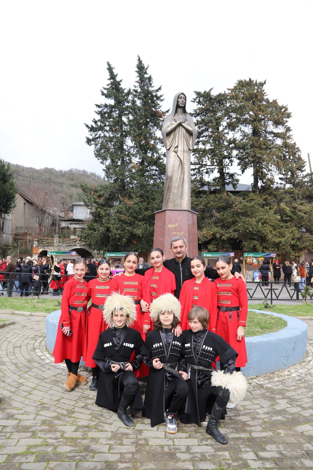 <p style="text-align: justify">თერჯოლის მუნიციპალიტეტის მერმა მანუჩარ რობაქიძემ, საკრებულოს თავმჯდომარე &nbsp;სოსო ჩაფიჩაძესთან ერთად, სოფელ ჩხარში დედის ძეგლი ყვავილებით შეამკო და 3 მარტისადმი მიძღვნილ ღონისძიებას დაესწრო. &nbsp;</p><p style="text-align: justify">თერჯოლის მერიის განათლების, კულტურის, სპორტის და ახალგაზრდულ საქმეთა სამსახურის ორგანიზებით, დედის დღესთან დაკავშირებით მრავალფეროვანი აქტივობები მოეწყო: დედის ძეგლის მიმდებარედ მოლბერტებზე განთავსებული იყო სამხატვრო სკოლის მოსწავლეთა თემატური ნამუშევრები და &nbsp;ადგილობრივი ხალხური რეწვის ოსტატების ნამუშევრების გამოფენა-გაყიდვა.&nbsp;</p><p style="text-align: justify">ჩხარის ცენტრში, ადგილობრივი შემოქმედებითი ანსამბლების ჩართულობით გაიმართა, დედის დღისადმი მიძღვნილი საზეიმო კონცერტი სახელწოდებით "ჩამჭიდე ხელი“.</p><p style="text-align: justify">ღონისძიებას ჩხარის მცხოვრებლებთან ერთად, ადგილობრივი ხელისუფლების წარმომადგენლები, სასულიერო პირები და მოწვეული სტუმრები დაესწრნენ.</p>