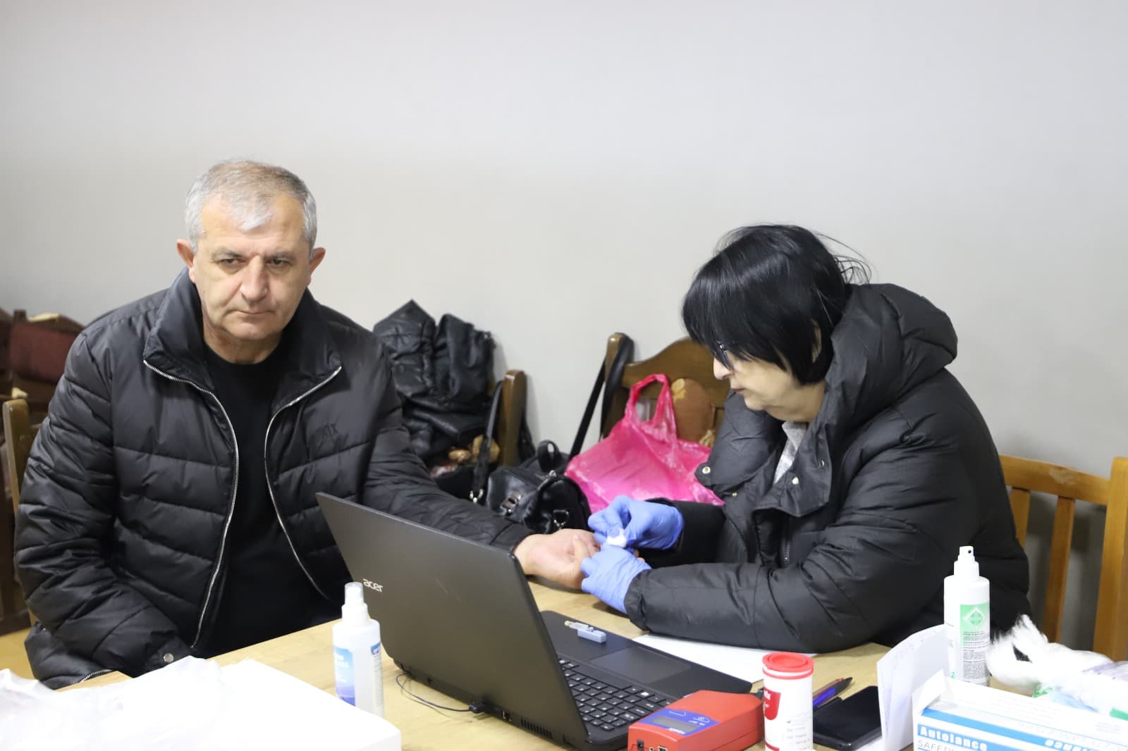 <p style="text-align: justify">თერჯოლის მუნიციპალიტეტის მერიის მხარდაჭერით და ა(ა)იპ "ცენტრალური სისხლის დაწესებულების" ორგანიზებით, თერჯოლაში სისხლის უანგარო დონაციის აქცია ჩატარდა.</p><p style="text-align: justify">დონაციაში სლოგანით "გაიღე სისხლი, მიეცი იმედი: ჩვენ ერთად გადავარჩენთ სიცოცხლეს“ &nbsp;მოქალაქეებთან ერთად, ადგილობრივი ხელისუფლების წარმომადგენლები მონაწილეობდნენ.</p><p style="text-align: justify">მუნიციპალიტეტის მერმა მანუჩარ რობაქიძემ და მერიის სოციალური სამსახურის უფროსმა &nbsp;დიანა ფოცხვერაშვილმა აქციაში მონაწილე &nbsp;ექიმებს და დონორებს მადლობა გადაუხადეს.</p><p style="text-align: justify">მერის განმარტებით, სისხლის დონაციის მსგავსი აქციები ძალიან მნიშვნელოვანია, რადგან &nbsp;სისხლის გადასხმა ათასობით ადამიანის სიცოცხლის გადარჩენის შესაძლებლობას იძლევა, მუნიციპალიტეტის მერია მუდმივად დადგება ადამიანების ჯანმრთელობის სადარაჯოზე და ხელს შეუწყობს უანგარო დონორის აქციის მოწყობას.</p>