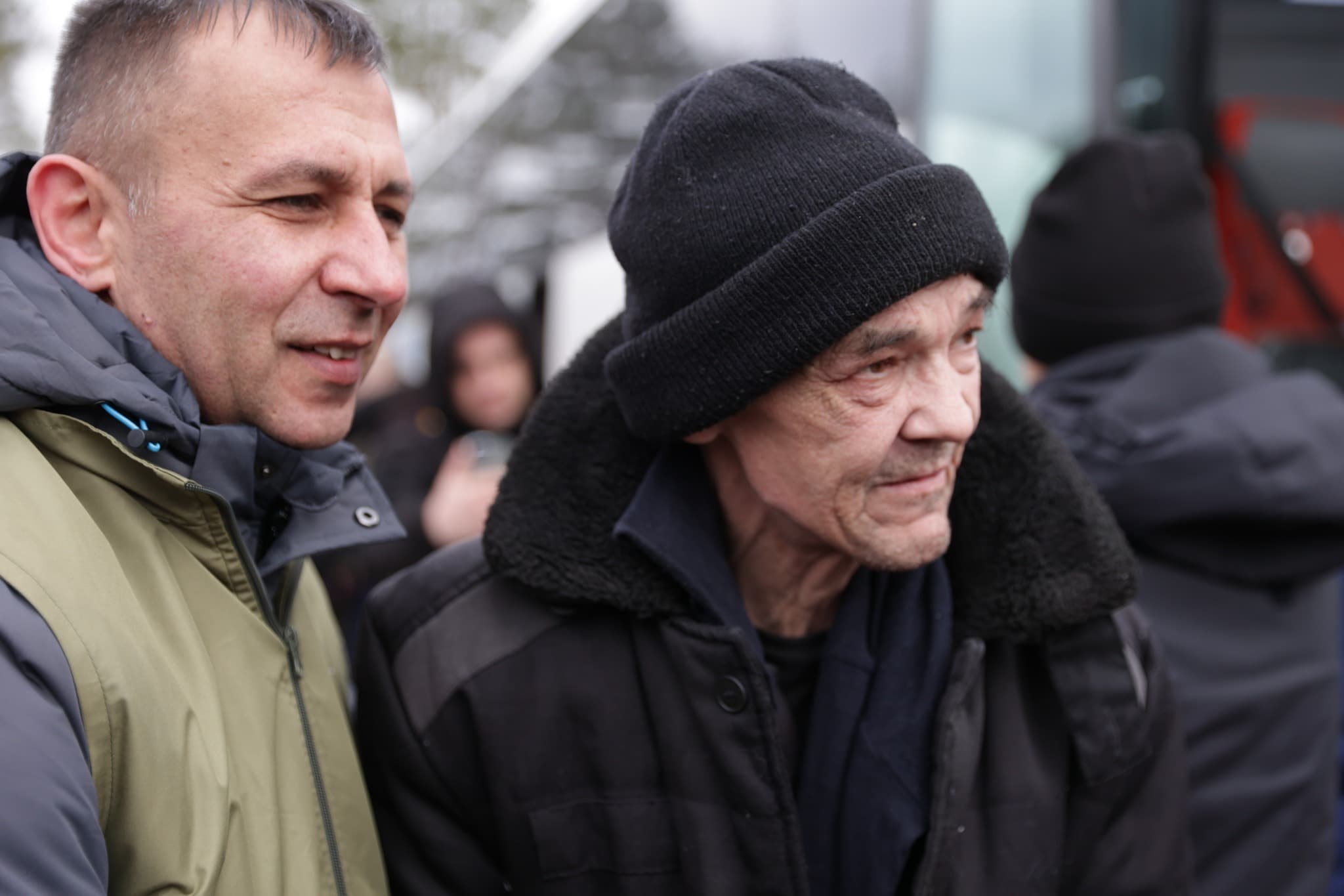 <p style="text-align: justify">რუსული ტყვეობიდან კიდევ 300 უკრაინელი დამცველი გაათავისუფლეს. ჟენევაში შეთანხმების თანახმად, გაცვლის მეორე ეტაპი დღეს გაიმართა.</p><p style="text-align: justify">სახლებში ბრუნდებიან სახმელეთო ჯარების, საჰაერო-სადესანტო თავდასხმის დანაყოფების, საზღვაო ძალების, საჰაერო ძალების და უპილოტო სისტემების ძალების წარმომადგენლები, ასევე უკრაინის ეროვნული გვარდიის, სახელმწიფო სასაზღვრო სამსახურის და სახელმწიფო სპეციალური სატრანსპორტო სამსახურის წარმომადგენლები.</p><p style="text-align: justify">დღეს გათავისუფლებულ დამცველებს შორის ჯარისკაცებისა და სერჟანტების გარდა, ოფიცრებიც არიან.</p><p style="text-align: justify">გათავისუფლებულთა შორის ყველაზე ახალგაზრდა 26 წლისაა, ყველაზე უფროსი - 60-ის.</p><p style="text-align: justify">რუსული ტყვეობიდან გათავისუფლდნენ უკრაინელები, რომლებიც დონეცკის, ლუგანსკის, ხარკოვის, ზაპოროჟიესა და ხერსონის მიმართულებაზე იბრძოდნენ, ასევე ისინი, ვინც მარიუპოლის დაცვაში მონაწილეობდნენ.</p><p style="text-align: justify">სამხედრო ტყვეებთან მოპყრობის საკოორდინაციო შტაბში განაცხადეს, რომ ასევე დააბრუნეს ორი მშვიდობიანი მოქალაქე.&nbsp;</p><p style="text-align: justify">5-6 მარტს რუსეთს და უკრაინას შორის 500/500-ზე გაცვლის პირველ ეტაპზე უკრაინაში 200 ჯარისკაცი დაბრუნდა.</p>