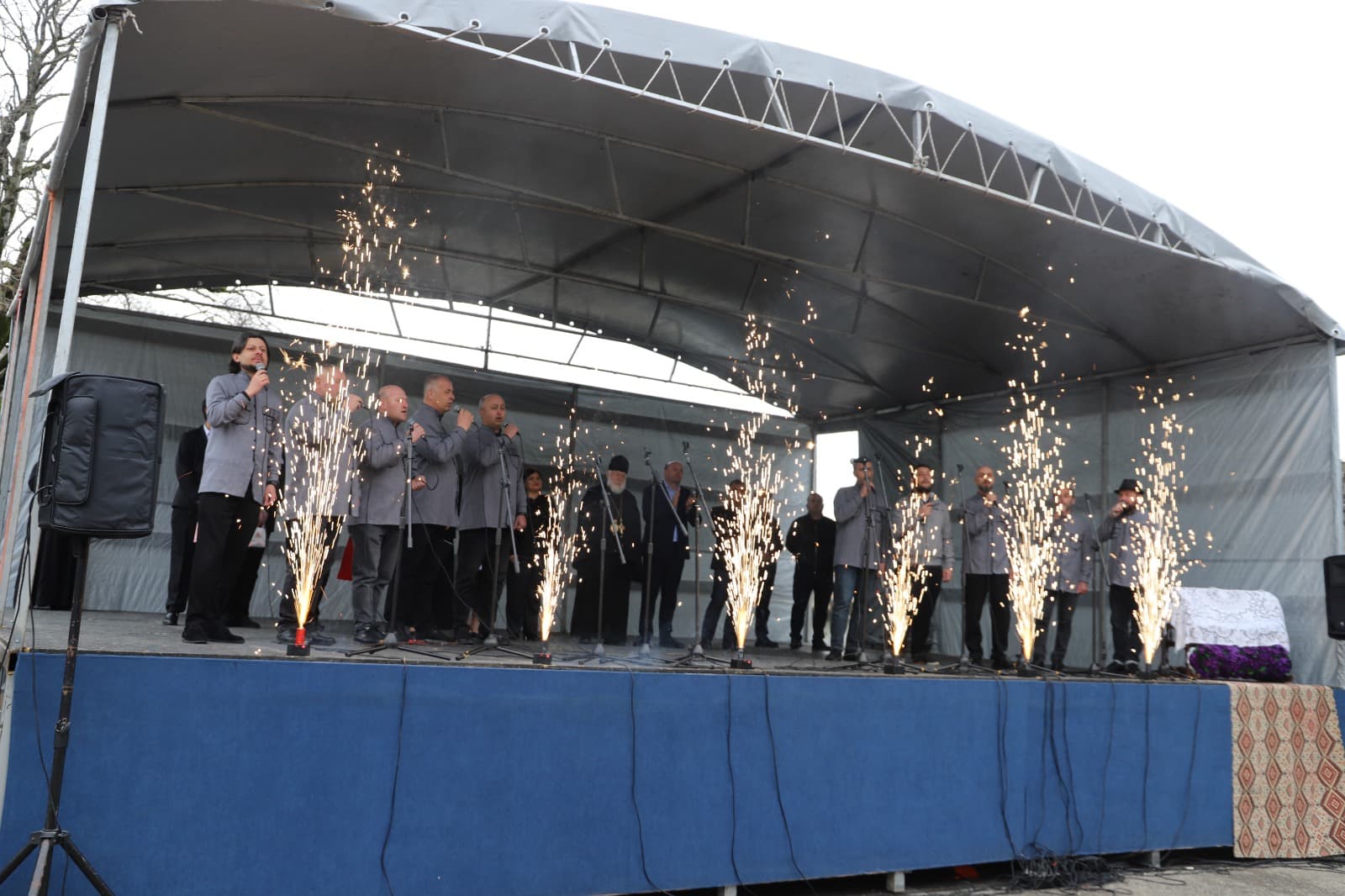 <p style="text-align: justify">თერჯოლის მუნიციპალიტეტის მერმა მანუჩარ რობაქიძემ, საკრებულოს თავმჯდომარე &nbsp;სოსო ჩაფიჩაძესთან ერთად, სოფელ ჩხარში დედის ძეგლი ყვავილებით შეამკო და 3 მარტისადმი მიძღვნილ ღონისძიებას დაესწრო. &nbsp;</p><p style="text-align: justify">თერჯოლის მერიის განათლების, კულტურის, სპორტის და ახალგაზრდულ საქმეთა სამსახურის ორგანიზებით, დედის დღესთან დაკავშირებით მრავალფეროვანი აქტივობები მოეწყო: დედის ძეგლის მიმდებარედ მოლბერტებზე განთავსებული იყო სამხატვრო სკოლის მოსწავლეთა თემატური ნამუშევრები და &nbsp;ადგილობრივი ხალხური რეწვის ოსტატების ნამუშევრების გამოფენა-გაყიდვა.&nbsp;</p><p style="text-align: justify">ჩხარის ცენტრში, ადგილობრივი შემოქმედებითი ანსამბლების ჩართულობით გაიმართა, დედის დღისადმი მიძღვნილი საზეიმო კონცერტი სახელწოდებით "ჩამჭიდე ხელი“.</p><p style="text-align: justify">ღონისძიებას ჩხარის მცხოვრებლებთან ერთად, ადგილობრივი ხელისუფლების წარმომადგენლები, სასულიერო პირები და მოწვეული სტუმრები დაესწრნენ.</p>