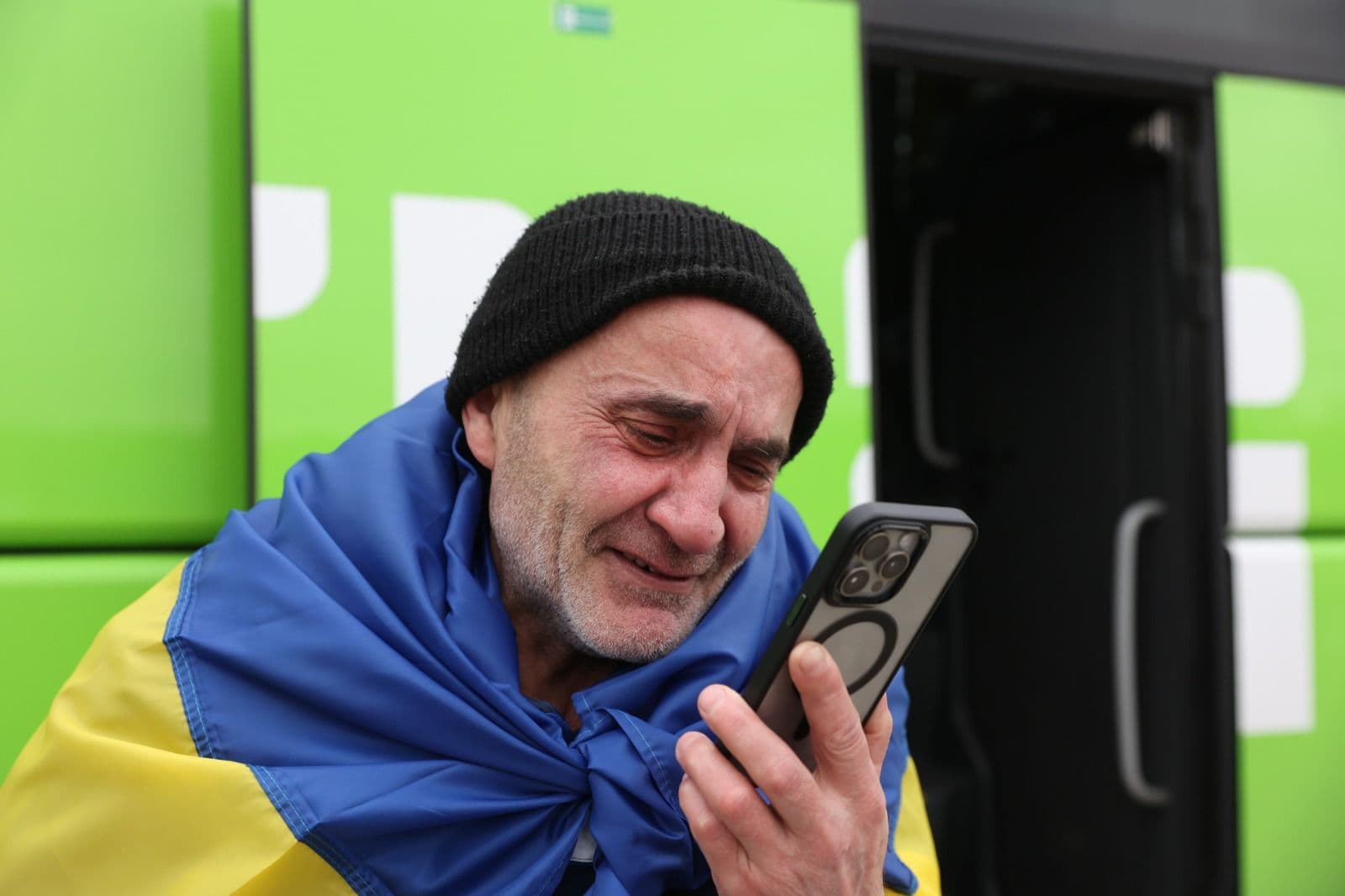 <p style="text-align: justify">დღეს, 5 მარტს, უკრაინამ რუსული ტყვეობიდან 200 დამცველი დააბრუნა. ხვალ კიდევ ერთი გაცვლა იგეგმება, რომლის ფარგლებშიც სახლში კიდევ უფრო მეტი სამხედრო ტყვე დაბრუნდება, საუბარია 300 სამხედროზე.</p><p style="text-align: justify">დაბრუნებულთა შორის არიან უკრაინის შეიარაღებული ძალების სამხედრო მოსამსახურეები, მათ შორის საზღვაო ძალების, სახმელეთო ჯარების, ტერიტორიული თავდაცვის, უპილოტო სისტემების ძალების, საჰაერო-სადესანტო თავდასხმის დანაყოფების და სასაზღვრო ძალების, ასევე უკრაინის ეროვნული გვარდიის, სახელმწიფო სასაზღვრო სამსახურის და სახელმწიფო სპეციალური სატრანსპორტო სამსახურის წარმომადგენლები.</p><p style="text-align: justify">გათავისუფლებულთა შორის არიან მარიუპოლის დამცველები, რომლებიც ტყვეობაში თითქმის ოთხი წლის განმავლობაში იმყოფებოდნენ.</p><p style="text-align: justify">გათავისუფლებული სამხედრო მოსამსახურეები ქვეყანას დონეცკის, ლუგანსკის, ხარკოვისა და ზაპოროჟიეს მიმართულებაზე იცავდნენ. ჯარისკაცებისა და სერჟანტების გარდა, ოფიცრებიც გაათავისუფლეს.</p><p style="text-align: justify">ომბუდსმენ დმიტრო ლუბინეცის თქმით, გათავისუფლებული პირებიდან ყველაზე უფროსი 59 წლისაა, ყველაზე ახალგაზრდა - 27 წლის.</p><p style="text-align: justify">ომბუდსმენმა ასევე განაცხადა, რომ ბევრი მათგანი რთულ ფსიქოლოგიურ მდგომარეობაშია. ზოგიერთს კრიტიკულად დაბალი წონა აქვს.</p><p style="text-align: justify">სრულმასშტაბიანი შეჭრის დაწყებიდან უკრაინაში სულ 6,622 მოქალაქე დაბრუნდა.</p>