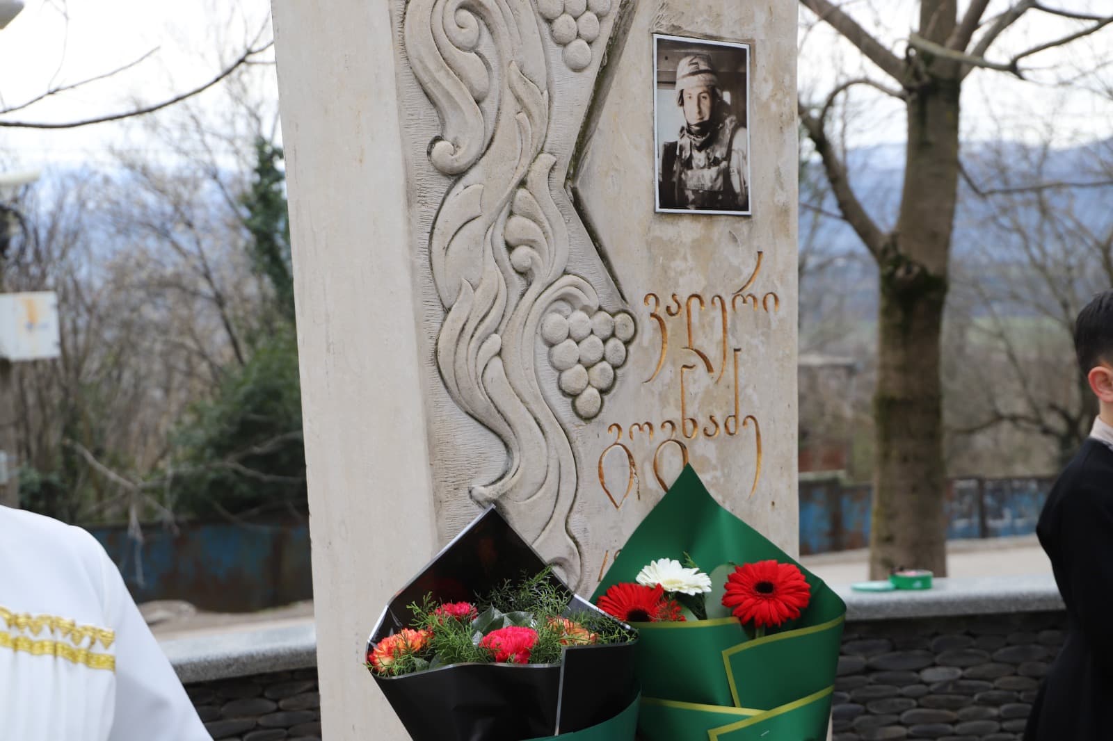 <p style="text-align: justify">6 მარტი აგვისტოს ომის გმირის ვალერი გოგნაძის&nbsp;დაბადების დღეა.</p><p style="text-align: justify">გმირის დაბადების დღესთან დაკავშირებით, სოფელ ღვანკითში არსებული მემორიალი თერჯოლის მუნიციპალიტეტის მერმა მანუჩარ რობაქიძემ და საკრებულოს თავმჯდომარემ სოსო ჩაფიჩაძემ ყვავილებით შეამკეს და პატივი მიაგეს მის ხსოვნას.</p><p style="text-align: justify">მამა ანდრიამ გარდაცვლილი გმირის სულის მოსახსენებელი პანაშვიდი გადაიხადა, ვალერი გოგნაძის მშობლიური სკოლის &nbsp;მეოთხე და მეცხრე კლასელებმა კი ლიტერატურული კომპოზიცია &nbsp;შეასრულეს.&nbsp;</p><p style="text-align: justify">"2008 წელი უმძიმესი წელი იყო საქართველოს უახლეს ისტორიაში, თერჯოლის მუნიციპალიტეტიდან ხუთმა გმირმა შესწირა თავი აგვისტოს ომს, ხუთი ოჯახი შეიმოსა ძაძებით. მთლიანად მუნიციპალიტეტი, სოფელი, სასკოლო საზოგადოება ვალდებულია პატივი მივაგოთ გმირის ხსოვნას და გვქონდეს მაგალითად ვალერი გოგნაძის გმირობა, მისი მაგალითზე უნდა იცოდეს ახალგაზრდა თაობამ, სად უნდა იდგეს ქვეყნის თავისუფლების &nbsp;სადარაჯოზე", - განაცხადა მანუჩარ რობაქიძემ.</p><p style="text-align: justify">ვალერი გოგნაძის ხსოვნის უკვდავსაყოფად ღონისძიება მერიის განათლების, კულტურის, სპორტის და ახალგაზრდულ საქმეთა სამსახურმა მოაწყო. აღნიშნულ ღონისძიებას მერის მოადგილეები: ზვიად ბაზაძე და მირზა ქოჩიაშვილი, საკრებულოს და მერიის შესაბამისი სამსახურის წარმომადგენლები, ვეტერანთა სახელმწიფო სამსახურის ხელმძღვანელი და მოქალაქეები დაესწრნენ.</p><p style="text-align: justify">ვალერი გოგნაძე 1978 წლის 6 მარტს &nbsp;თერჯოლის რაიონის სოფელ ღვანკითში დაიბადა. უმცროსი სერჟანტი ვალერი გოგნაძე &nbsp;დაჯილდოებულია ვახტანგ გორგასლის III ხარისხის ორდენით.</p><p style="text-align: justify">დაიღუპა 2008 წლის 11 აგვისტოს. დაკრძალულია მუხათგვერდის ძმათა სასაფლაოზე.</p><p style="text-align: justify">აგვისტოს ომის გმირის სახელის უკვდავსაყოფად სოფელ ღვანკითში არის მისი სახელობის სკვერი და ქუჩა.</p>