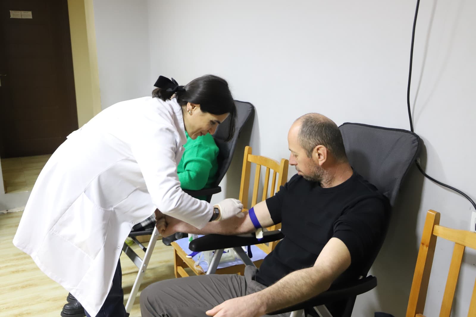 <p style="text-align: justify">თერჯოლის მუნიციპალიტეტის მერიის მხარდაჭერით და ა(ა)იპ "ცენტრალური სისხლის დაწესებულების" ორგანიზებით, თერჯოლაში სისხლის უანგარო დონაციის აქცია ჩატარდა.</p><p style="text-align: justify">დონაციაში სლოგანით "გაიღე სისხლი, მიეცი იმედი: ჩვენ ერთად გადავარჩენთ სიცოცხლეს“ &nbsp;მოქალაქეებთან ერთად, ადგილობრივი ხელისუფლების წარმომადგენლები მონაწილეობდნენ.</p><p style="text-align: justify">მუნიციპალიტეტის მერმა მანუჩარ რობაქიძემ და მერიის სოციალური სამსახურის უფროსმა &nbsp;დიანა ფოცხვერაშვილმა აქციაში მონაწილე &nbsp;ექიმებს და დონორებს მადლობა გადაუხადეს.</p><p style="text-align: justify">მერის განმარტებით, სისხლის დონაციის მსგავსი აქციები ძალიან მნიშვნელოვანია, რადგან &nbsp;სისხლის გადასხმა ათასობით ადამიანის სიცოცხლის გადარჩენის შესაძლებლობას იძლევა, მუნიციპალიტეტის მერია მუდმივად დადგება ადამიანების ჯანმრთელობის სადარაჯოზე და ხელს შეუწყობს უანგარო დონორის აქციის მოწყობას.</p>