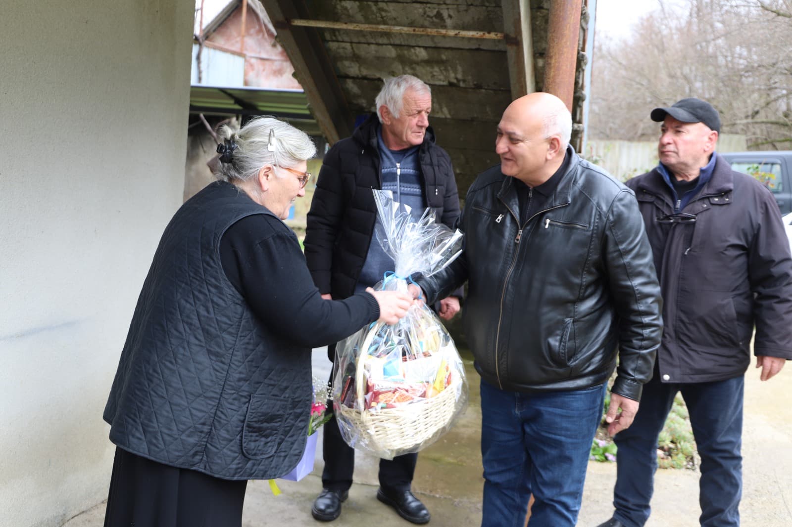 <p style="text-align: justify">თერჯოლაში, ადგილობრივი თვითმმართველობის ინიციატივით, საქართველოს ერთიანობისთვის დაღუპული გმირების დედებს და მეუღლეებს გაზაფხულის დღესასწაულები მიულოცეს.</p><p style="text-align: justify">მუნიციპალიტეტის მერი მანუჩარ რობაქიძე, საკრებულოს თავმჯდომარე სოსო ჩაფიჩაძესთან ერთად, აფხაზეთის და აგვისტოს ომში დაღუპული გმირების დედებს და მეუღლეებს ესტუმრა, ქალთა დღესასწაულები მიულოცა და ჯანმრთელობა და კეთილდღეობა უსურვა.</p>