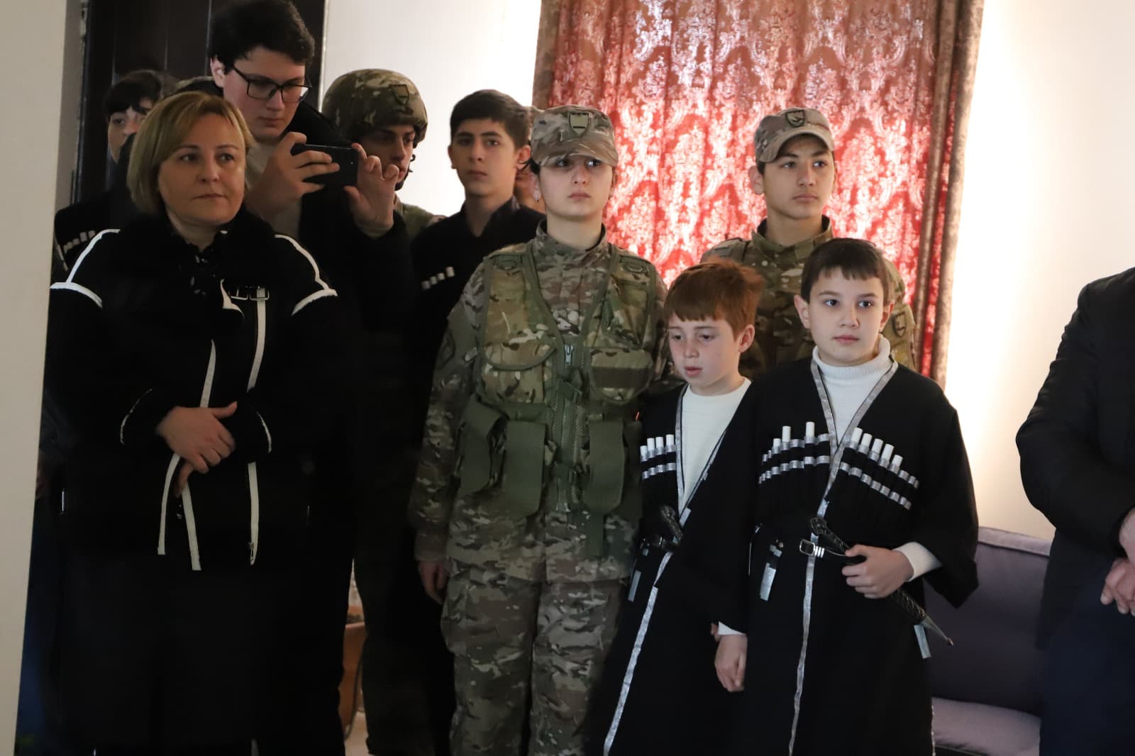 <p style="text-align: justify">თერჯოლის მუნიციპალიტეტის მერმა მანუჩარ რობაქიძემ, საქართველოს ვეტერანების საქმეთა სახელმწიფო სამსახურის დირექტორთან, გენერალ-მაიორ კობა კობალაძესთან და საკრებულოს თავმჯდომარესთან სოსო ჩაფიჩაძეთან ერთად, აგვისტოს ომის გმირის შმაგი სოფრომაძის დედას დედის დღე მიულოცა და დიდხანს სიცოცხლე უსურვა.</p>