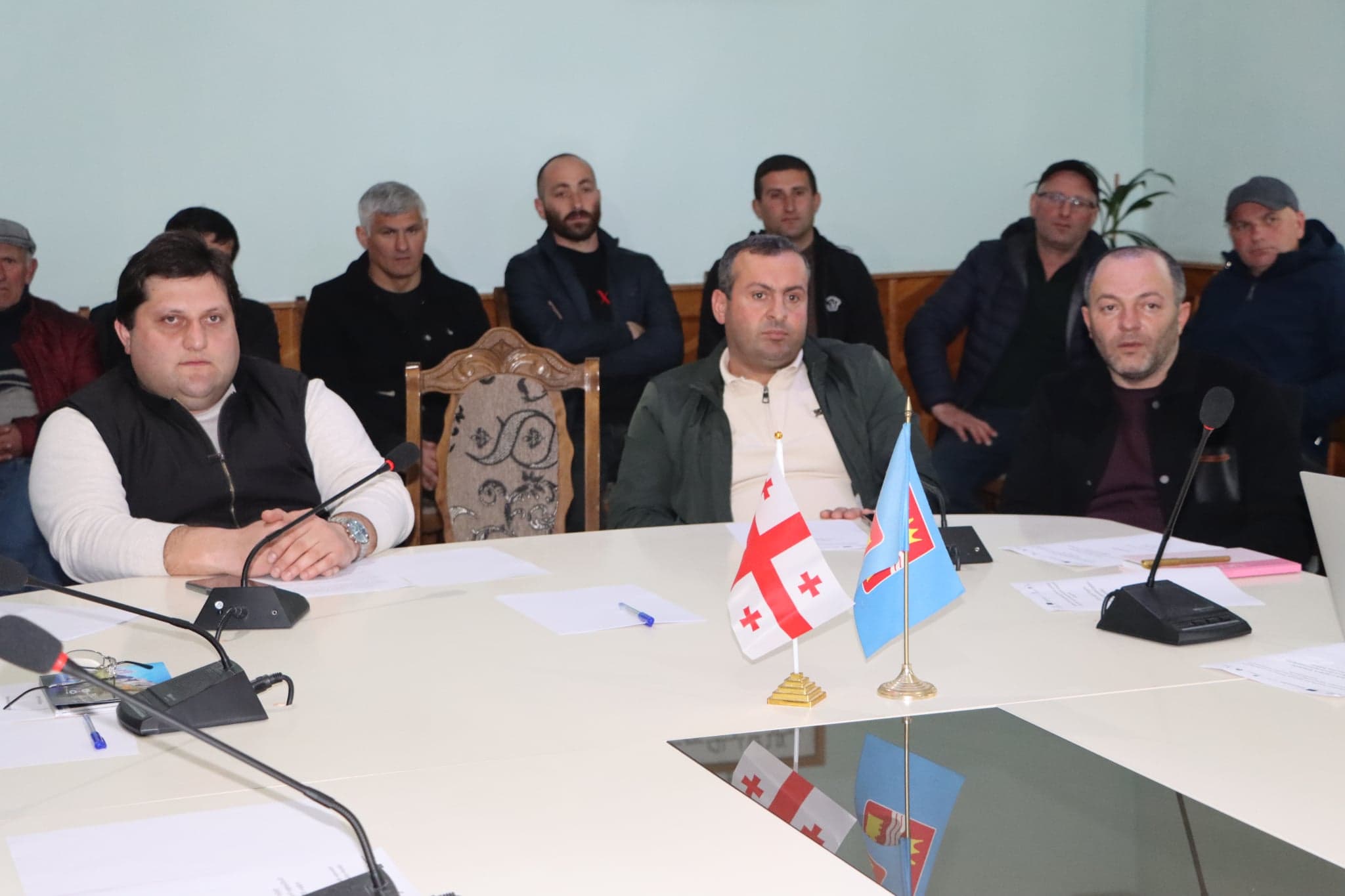 <p style="text-align: justify">ეკოტურიზმის განვითარების გეგმის შემუშავებასთან დაკავშირებით, დღეს წალენჯიხის მერიაში სამუშაო შეხვედრა გაიმართა.</p><p style="text-align: justify">შეხვედრას წალენჯიხის მუნიციპალიტეტის ხელმძღვანელი პირები, შესაბამისი სამსახურების წარმომადგენლები და ეკოტურიზმით დაინტერესებული პირები ესწრებოდნენ.</p><p style="text-align: justify">მუნიციპალიტეტის მერიის ინფორმაციით, შეხვედრა კავკასიის რეგიონული გარემოსდაცვითი ცენტრის წარმომადგენლობის ინიციატივით გაიმართა. აღნიშნული შეხვედრის მიზანია დაინტერესებული მხარეების ჩართულობის უზრუნველყოფა მუნიციპალიტეტისთვის ეკოტურიზმის განვითარების გეგმის მომზადების პროცესში.</p><p style="text-align: justify">შეხვედრის ფორმატში შეიქმნა ფოკუსჯგუფები, რომლებიც ეკოტურიზმის განვითარების გეგმის სხვადასხვა ასპექტებზე იმუშავებენ.</p>