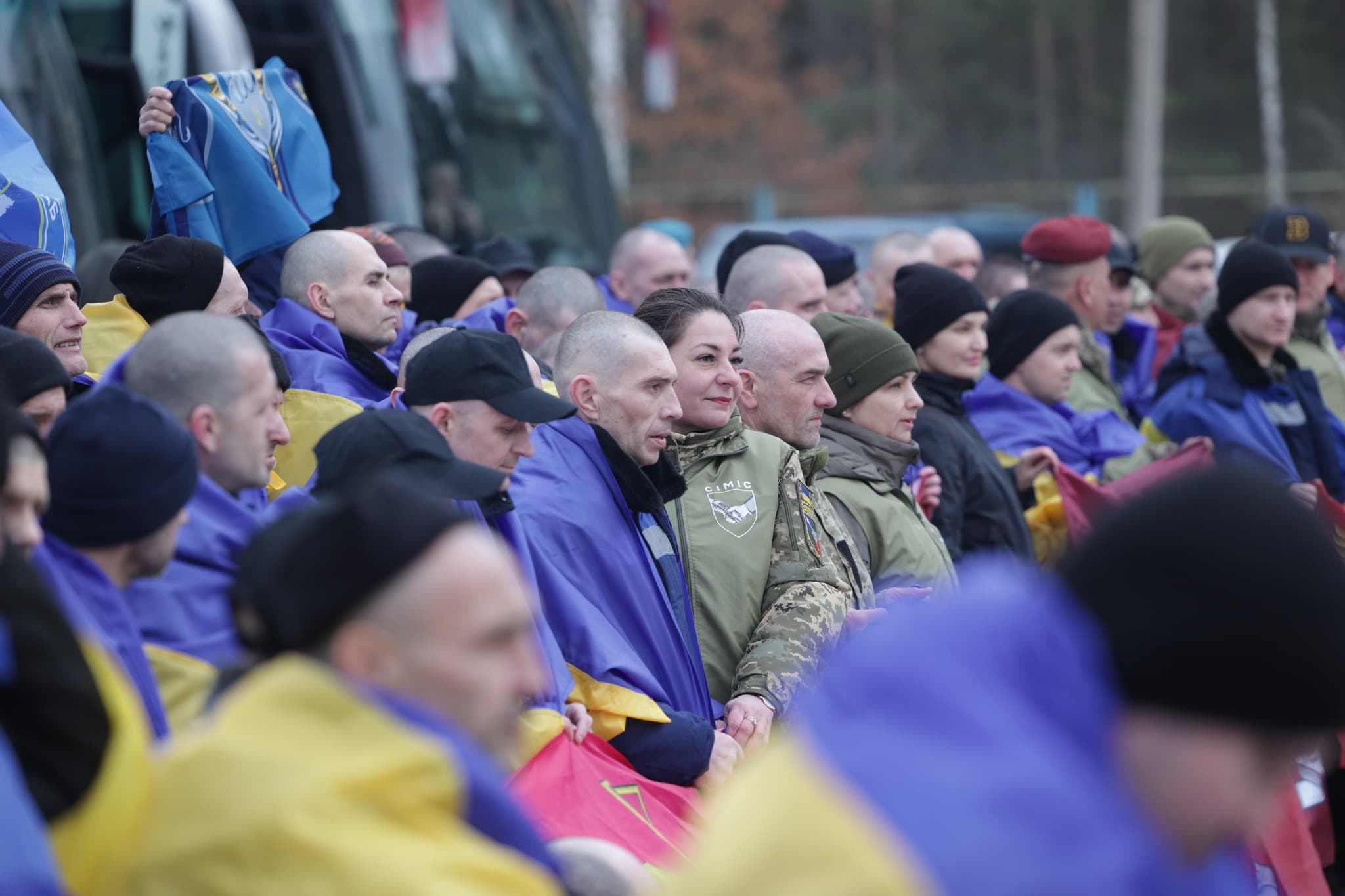 <p style="text-align: justify">რუსული ტყვეობიდან კიდევ 300 უკრაინელი დამცველი გაათავისუფლეს. ჟენევაში შეთანხმების თანახმად, გაცვლის მეორე ეტაპი დღეს გაიმართა.</p><p style="text-align: justify">სახლებში ბრუნდებიან სახმელეთო ჯარების, საჰაერო-სადესანტო თავდასხმის დანაყოფების, საზღვაო ძალების, საჰაერო ძალების და უპილოტო სისტემების ძალების წარმომადგენლები, ასევე უკრაინის ეროვნული გვარდიის, სახელმწიფო სასაზღვრო სამსახურის და სახელმწიფო სპეციალური სატრანსპორტო სამსახურის წარმომადგენლები.</p><p style="text-align: justify">დღეს გათავისუფლებულ დამცველებს შორის ჯარისკაცებისა და სერჟანტების გარდა, ოფიცრებიც არიან.</p><p style="text-align: justify">გათავისუფლებულთა შორის ყველაზე ახალგაზრდა 26 წლისაა, ყველაზე უფროსი - 60-ის.</p><p style="text-align: justify">რუსული ტყვეობიდან გათავისუფლდნენ უკრაინელები, რომლებიც დონეცკის, ლუგანსკის, ხარკოვის, ზაპოროჟიესა და ხერსონის მიმართულებაზე იბრძოდნენ, ასევე ისინი, ვინც მარიუპოლის დაცვაში მონაწილეობდნენ.</p><p style="text-align: justify">სამხედრო ტყვეებთან მოპყრობის საკოორდინაციო შტაბში განაცხადეს, რომ ასევე დააბრუნეს ორი მშვიდობიანი მოქალაქე.&nbsp;</p><p style="text-align: justify">5-6 მარტს რუსეთს და უკრაინას შორის 500/500-ზე გაცვლის პირველ ეტაპზე უკრაინაში 200 ჯარისკაცი დაბრუნდა.</p>