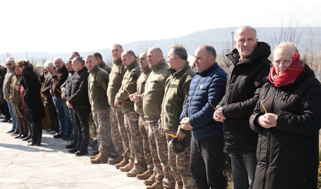 <p style="text-align: justify">დავით აღმაშენებლის სახელობის ეროვნული თავდაცვის აკადემიაში მდებარე წმ. დავით აღმაშენებლის სახელობის ტაძარში აკადემიის კაპელანმა დეკანოზმა გიორგი გაბლიშვილმა სრულიად საქართველოს კათოლიკოს-პატრიარქის სულის მოსახსენებელი პანაშვიდი გადაიხადა, რომელსაც აკადემიის ხელმძღვანელი პირები, პირადი შემადგენლობა და იუნკერ/მსმენელები დაესწრნენ.</p><p style="text-align: justify">"უწმინდესი და უნეტარესი ათწლეულების განმავლობაში წარმოადგენდა ჩვენი ქვეყნის სულიერი სიმტკიცისა და ერთიანობის სიმბოლოს. მისი წვლილი განსაკუთრებულად მნიშვნელოვანია ჩვენი სამშობლოს სულიერი აღორძინების, ეროვნული და სახელმწიფოებრივი თვითმყოფადობის შენარჩუნების საქმეში.</p><p style="text-align: justify">ფასდაუდებელია მისი ღვაწლი ქართული ჯარისა და მხედრობის სულიერი გაძლიერებისა და განმტკიცების საქმეში. იგი ყოველთვის განსაკუთრებული სიყვარულით ლოცავდა სამშობლოს მცველებს და გვასწავლიდა სამშობლოს სიყვარულს, თავდადებასა და ერთგულებას“, - განაცხადა აკადემიის მეთაურმა, ბრიგადის გენერალმა მამია ბალახაძემ.</p>