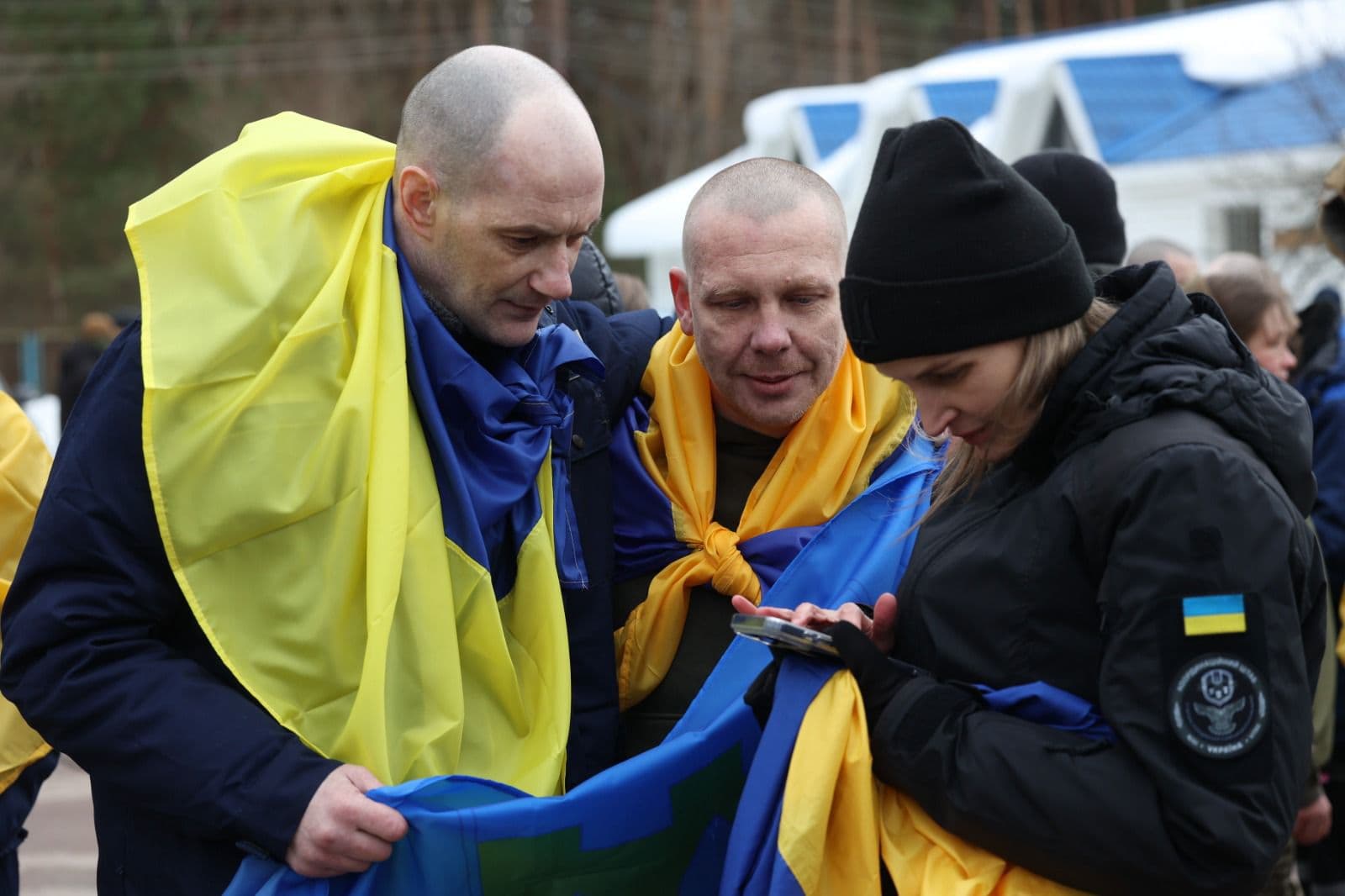 <p style="text-align: justify">დღეს, 5 მარტს, უკრაინამ რუსული ტყვეობიდან 200 დამცველი დააბრუნა. ხვალ კიდევ ერთი გაცვლა იგეგმება, რომლის ფარგლებშიც სახლში კიდევ უფრო მეტი სამხედრო ტყვე დაბრუნდება, საუბარია 300 სამხედროზე.</p><p style="text-align: justify">დაბრუნებულთა შორის არიან უკრაინის შეიარაღებული ძალების სამხედრო მოსამსახურეები, მათ შორის საზღვაო ძალების, სახმელეთო ჯარების, ტერიტორიული თავდაცვის, უპილოტო სისტემების ძალების, საჰაერო-სადესანტო თავდასხმის დანაყოფების და სასაზღვრო ძალების, ასევე უკრაინის ეროვნული გვარდიის, სახელმწიფო სასაზღვრო სამსახურის და სახელმწიფო სპეციალური სატრანსპორტო სამსახურის წარმომადგენლები.</p><p style="text-align: justify">გათავისუფლებულთა შორის არიან მარიუპოლის დამცველები, რომლებიც ტყვეობაში თითქმის ოთხი წლის განმავლობაში იმყოფებოდნენ.</p><p style="text-align: justify">გათავისუფლებული სამხედრო მოსამსახურეები ქვეყანას დონეცკის, ლუგანსკის, ხარკოვისა და ზაპოროჟიეს მიმართულებაზე იცავდნენ. ჯარისკაცებისა და სერჟანტების გარდა, ოფიცრებიც გაათავისუფლეს.</p><p style="text-align: justify">ომბუდსმენ დმიტრო ლუბინეცის თქმით, გათავისუფლებული პირებიდან ყველაზე უფროსი 59 წლისაა, ყველაზე ახალგაზრდა - 27 წლის.</p><p style="text-align: justify">ომბუდსმენმა ასევე განაცხადა, რომ ბევრი მათგანი რთულ ფსიქოლოგიურ მდგომარეობაშია. ზოგიერთს კრიტიკულად დაბალი წონა აქვს.</p><p style="text-align: justify">სრულმასშტაბიანი შეჭრის დაწყებიდან უკრაინაში სულ 6,622 მოქალაქე დაბრუნდა.</p>