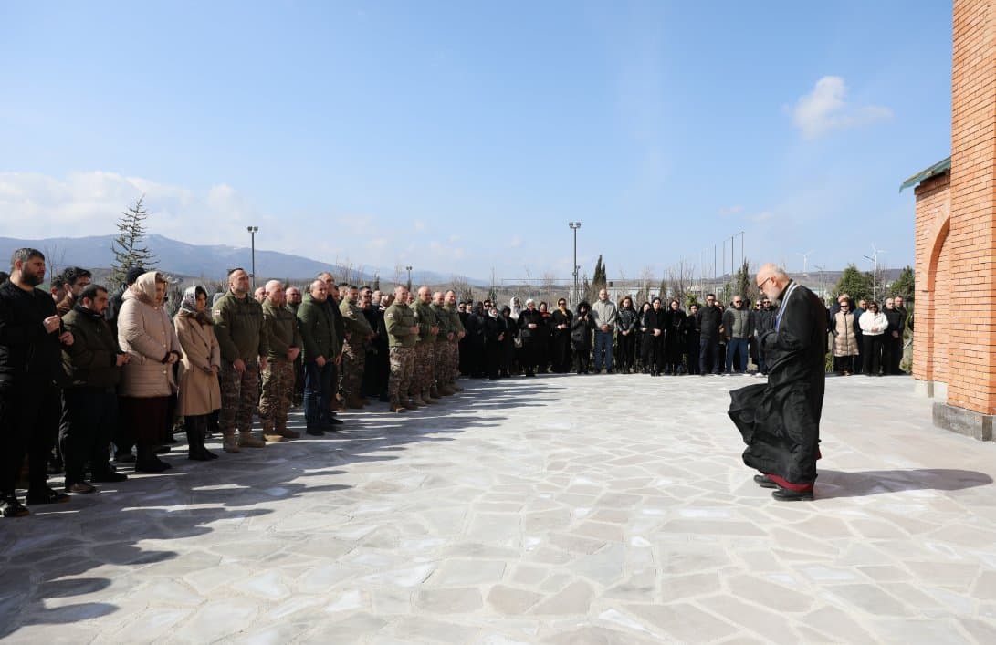 <p style="text-align: justify">დავით აღმაშენებლის სახელობის ეროვნული თავდაცვის აკადემიაში მდებარე წმ. დავით აღმაშენებლის სახელობის ტაძარში აკადემიის კაპელანმა დეკანოზმა გიორგი გაბლიშვილმა სრულიად საქართველოს კათოლიკოს-პატრიარქის სულის მოსახსენებელი პანაშვიდი გადაიხადა, რომელსაც აკადემიის ხელმძღვანელი პირები, პირადი შემადგენლობა და იუნკერ/მსმენელები დაესწრნენ.</p><p style="text-align: justify">"უწმინდესი და უნეტარესი ათწლეულების განმავლობაში წარმოადგენდა ჩვენი ქვეყნის სულიერი სიმტკიცისა და ერთიანობის სიმბოლოს. მისი წვლილი განსაკუთრებულად მნიშვნელოვანია ჩვენი სამშობლოს სულიერი აღორძინების, ეროვნული და სახელმწიფოებრივი თვითმყოფადობის შენარჩუნების საქმეში.</p><p style="text-align: justify">ფასდაუდებელია მისი ღვაწლი ქართული ჯარისა და მხედრობის სულიერი გაძლიერებისა და განმტკიცების საქმეში. იგი ყოველთვის განსაკუთრებული სიყვარულით ლოცავდა სამშობლოს მცველებს და გვასწავლიდა სამშობლოს სიყვარულს, თავდადებასა და ერთგულებას“, - განაცხადა აკადემიის მეთაურმა, ბრიგადის გენერალმა მამია ბალახაძემ.</p>