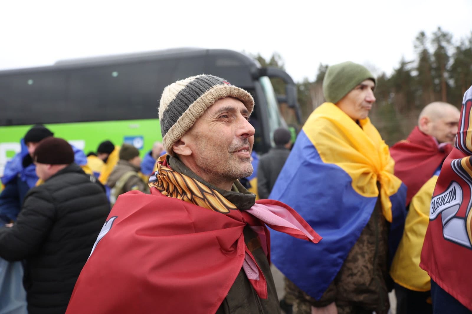 <p style="text-align: justify">დღეს, 5 მარტს, უკრაინამ რუსული ტყვეობიდან 200 დამცველი დააბრუნა. ხვალ კიდევ ერთი გაცვლა იგეგმება, რომლის ფარგლებშიც სახლში კიდევ უფრო მეტი სამხედრო ტყვე დაბრუნდება, საუბარია 300 სამხედროზე.</p><p style="text-align: justify">დაბრუნებულთა შორის არიან უკრაინის შეიარაღებული ძალების სამხედრო მოსამსახურეები, მათ შორის საზღვაო ძალების, სახმელეთო ჯარების, ტერიტორიული თავდაცვის, უპილოტო სისტემების ძალების, საჰაერო-სადესანტო თავდასხმის დანაყოფების და სასაზღვრო ძალების, ასევე უკრაინის ეროვნული გვარდიის, სახელმწიფო სასაზღვრო სამსახურის და სახელმწიფო სპეციალური სატრანსპორტო სამსახურის წარმომადგენლები.</p><p style="text-align: justify">გათავისუფლებულთა შორის არიან მარიუპოლის დამცველები, რომლებიც ტყვეობაში თითქმის ოთხი წლის განმავლობაში იმყოფებოდნენ.</p><p style="text-align: justify">გათავისუფლებული სამხედრო მოსამსახურეები ქვეყანას დონეცკის, ლუგანსკის, ხარკოვისა და ზაპოროჟიეს მიმართულებაზე იცავდნენ. ჯარისკაცებისა და სერჟანტების გარდა, ოფიცრებიც გაათავისუფლეს.</p><p style="text-align: justify">ომბუდსმენ დმიტრო ლუბინეცის თქმით, გათავისუფლებული პირებიდან ყველაზე უფროსი 59 წლისაა, ყველაზე ახალგაზრდა - 27 წლის.</p><p style="text-align: justify">ომბუდსმენმა ასევე განაცხადა, რომ ბევრი მათგანი რთულ ფსიქოლოგიურ მდგომარეობაშია. ზოგიერთს კრიტიკულად დაბალი წონა აქვს.</p><p style="text-align: justify">სრულმასშტაბიანი შეჭრის დაწყებიდან უკრაინაში სულ 6,622 მოქალაქე დაბრუნდა.</p>