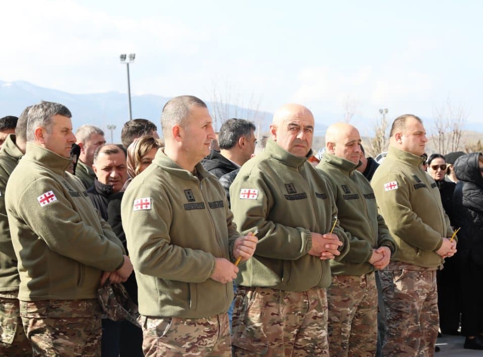 <p style="text-align: justify">დავით აღმაშენებლის სახელობის ეროვნული თავდაცვის აკადემიაში მდებარე წმ. დავით აღმაშენებლის სახელობის ტაძარში აკადემიის კაპელანმა დეკანოზმა გიორგი გაბლიშვილმა სრულიად საქართველოს კათოლიკოს-პატრიარქის სულის მოსახსენებელი პანაშვიდი გადაიხადა, რომელსაც აკადემიის ხელმძღვანელი პირები, პირადი შემადგენლობა და იუნკერ/მსმენელები დაესწრნენ.</p><p style="text-align: justify">"უწმინდესი და უნეტარესი ათწლეულების განმავლობაში წარმოადგენდა ჩვენი ქვეყნის სულიერი სიმტკიცისა და ერთიანობის სიმბოლოს. მისი წვლილი განსაკუთრებულად მნიშვნელოვანია ჩვენი სამშობლოს სულიერი აღორძინების, ეროვნული და სახელმწიფოებრივი თვითმყოფადობის შენარჩუნების საქმეში.</p><p style="text-align: justify">ფასდაუდებელია მისი ღვაწლი ქართული ჯარისა და მხედრობის სულიერი გაძლიერებისა და განმტკიცების საქმეში. იგი ყოველთვის განსაკუთრებული სიყვარულით ლოცავდა სამშობლოს მცველებს და გვასწავლიდა სამშობლოს სიყვარულს, თავდადებასა და ერთგულებას“, - განაცხადა აკადემიის მეთაურმა, ბრიგადის გენერალმა მამია ბალახაძემ.</p>