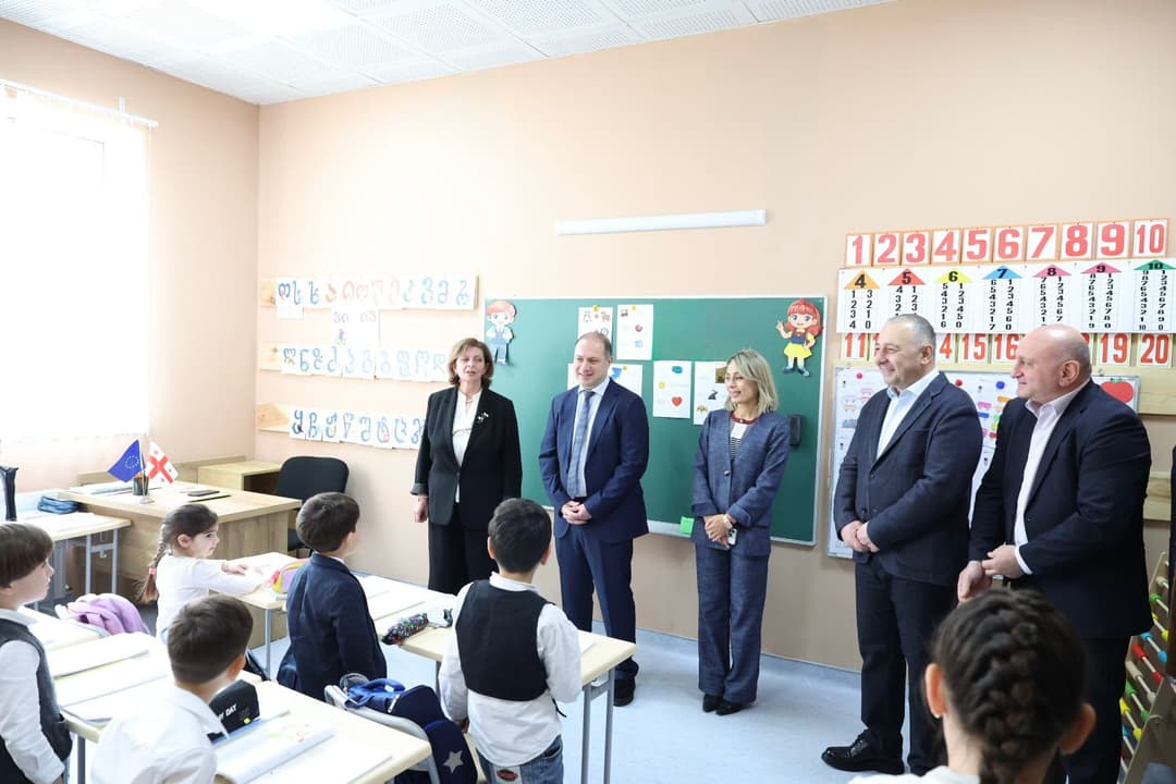 გივი მიქანაძემ ხაშურის N2 საჯარო სკოლა გახსნა