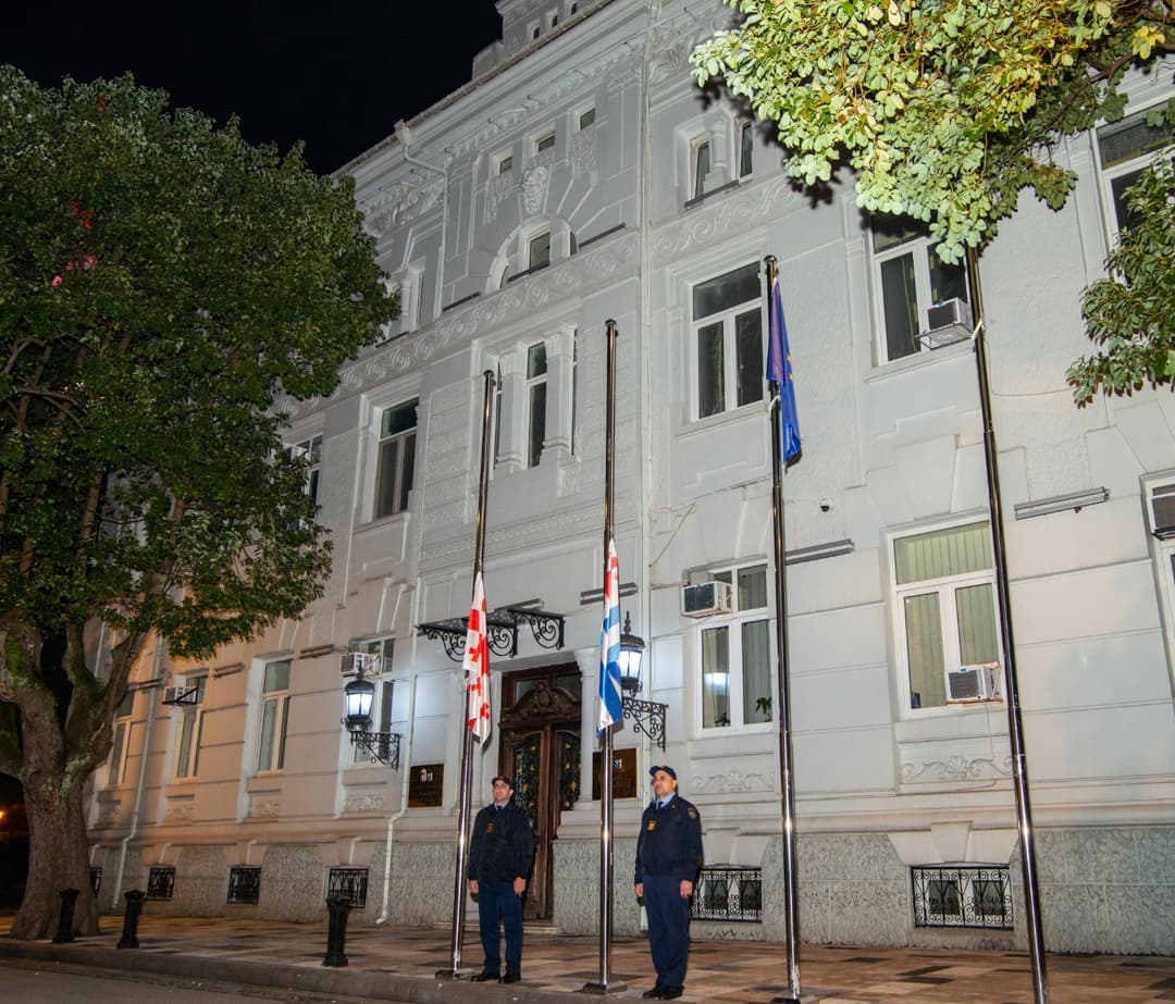 აჭარის მთავრობის ადმინისტრაციის შენობაზე სახელმწიფო დროშა დაეშვა