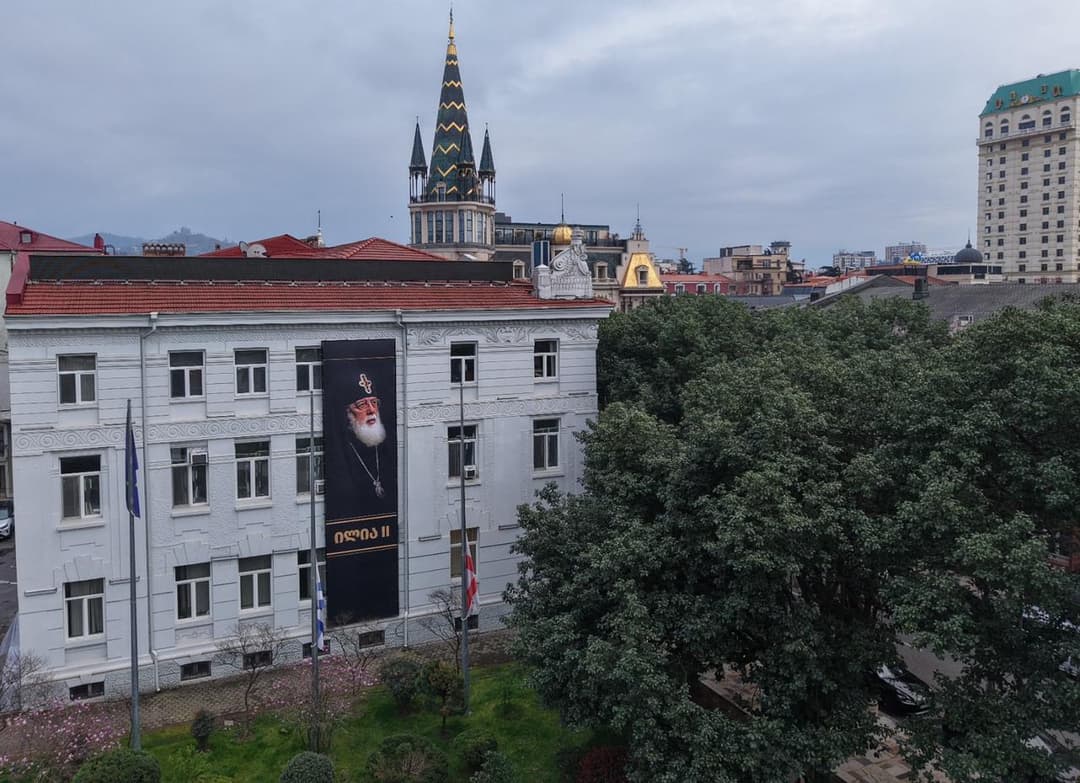 აჭარის მთავრობის შენობაზე საქართველოს კათოლიკოს-პატრიარქის ილია მეორის ფოტო განთავსდა