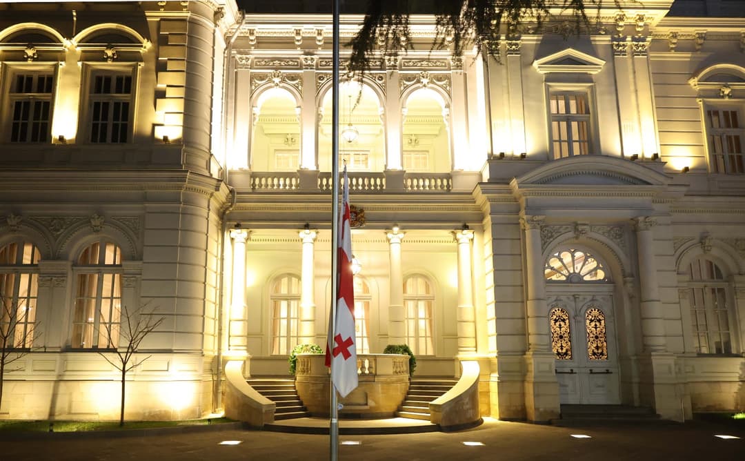 გლოვის დღეებთან დაკავშირებით პრეზიდენტის სასახლეზე სახელმწიფო დროშა დაეშვა