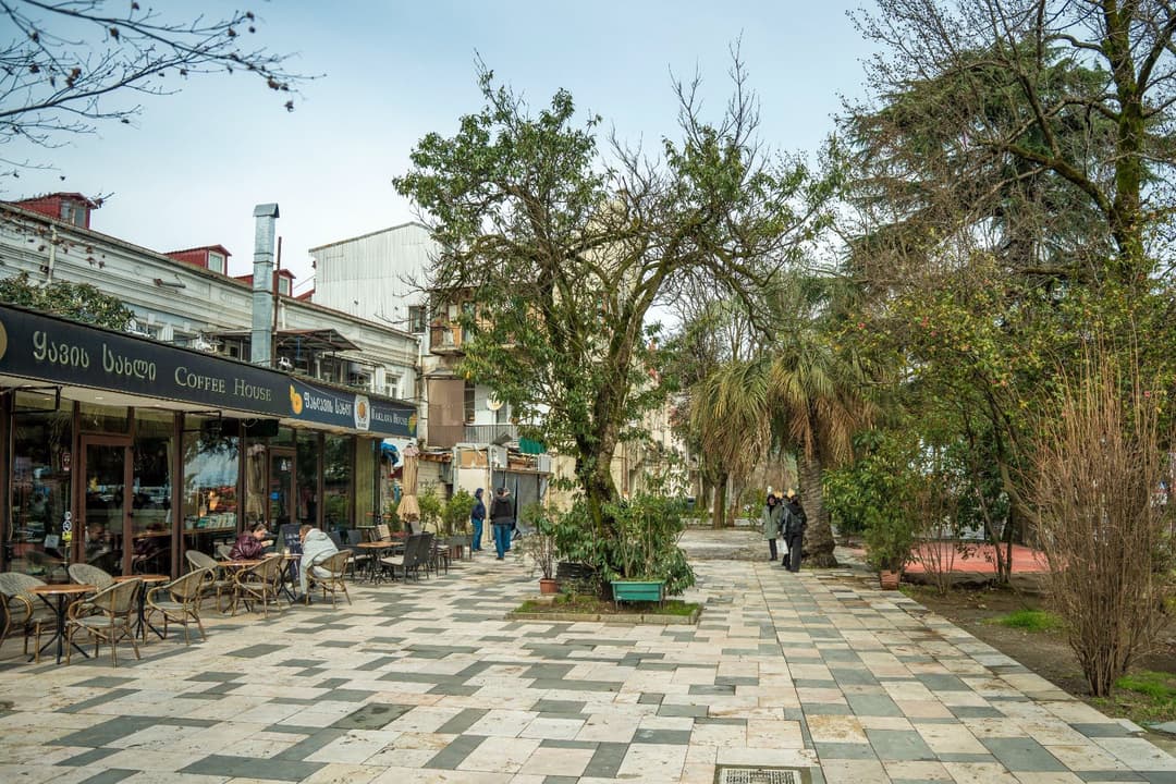 ბათუმის მერია - გოგებაშვილის ქუჩაზე, უნებართვო კონსტრუქციების დემონტაჟი დასრულდა