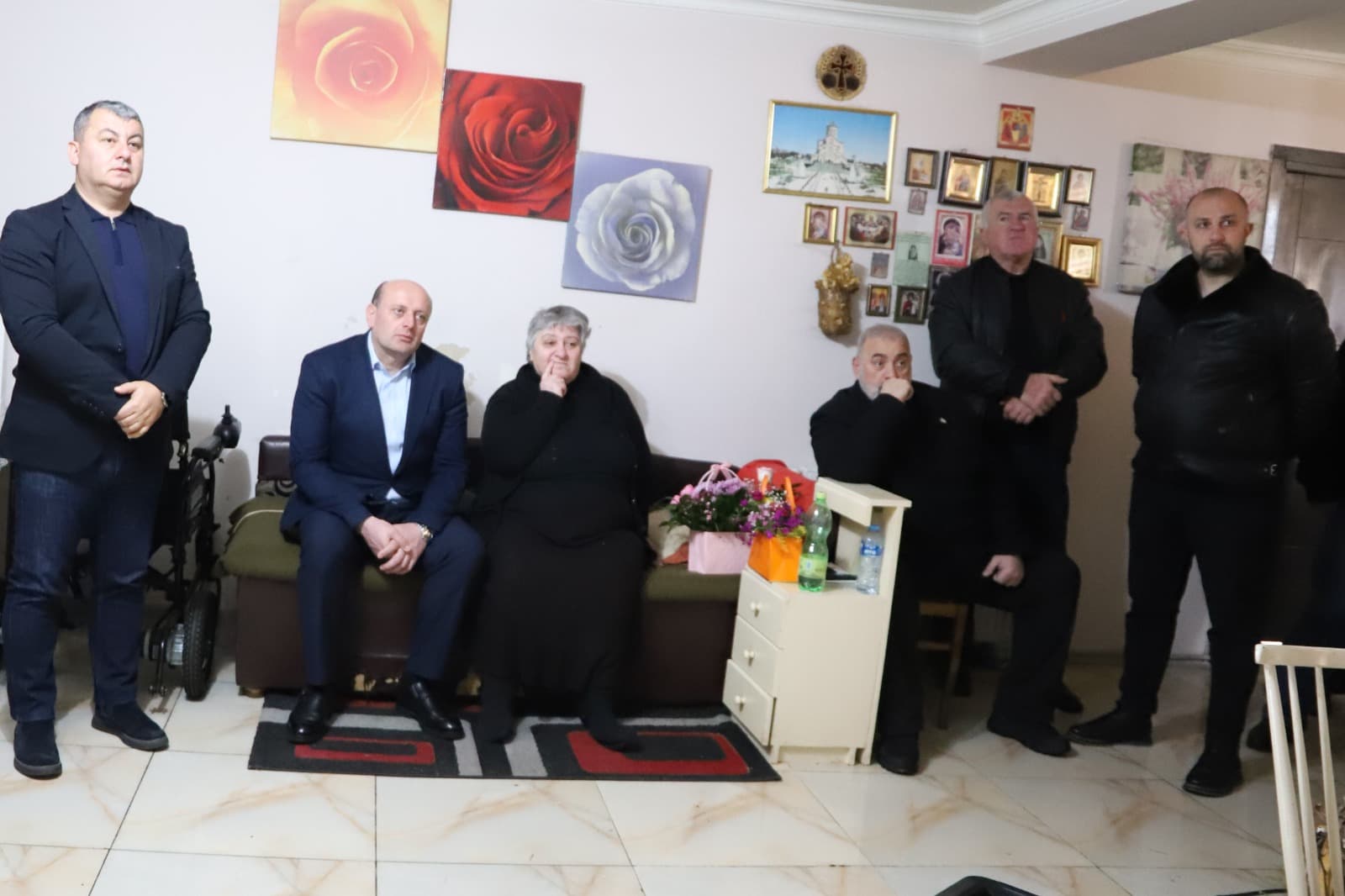 თერჯოლის მუნიციპალიტეტის მერმა აგვისტოს ომის გმირის შმაგი სოფრომაძის დედას დედის დღე მიულოცა 