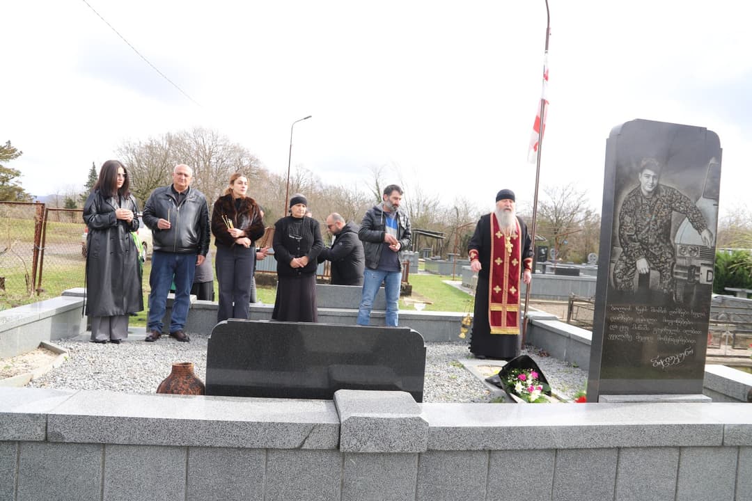 თერჯოლაში აგვისტოს ომის გმირის ბადრი ბასილაძის საფლავი ყვავილებით შეამკეს