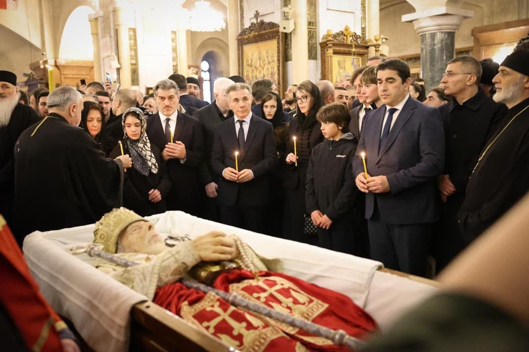 შალვა პაპუაშვილმა და პარლამენტის წევრებმა პატრიარქის სამების ტაძარში გადასვენების სამგლოვიარო მსვლელობაში მიიღეს მონაწილეობა