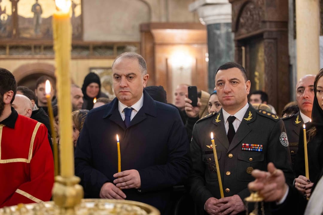 ირაკლი ჩიქოვანი სამხედრო მოსამსახურეებთან ერთად სამების საკათედრო ტაძარში იმყოფებოდა