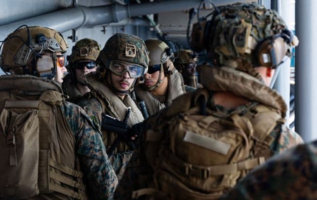 სადესანტო გემი და ამერიკელი საზღვაო ქვეითები ახლო აღმოსავლეთში ჩავიდნენ