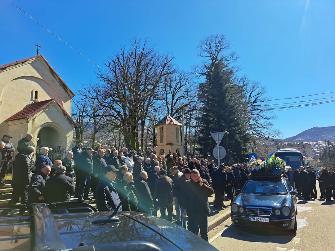 უკრაინაში დაღუპული მამუკა კეკელია ტყიბულში სამხედრო პატივით დაკრძალეს