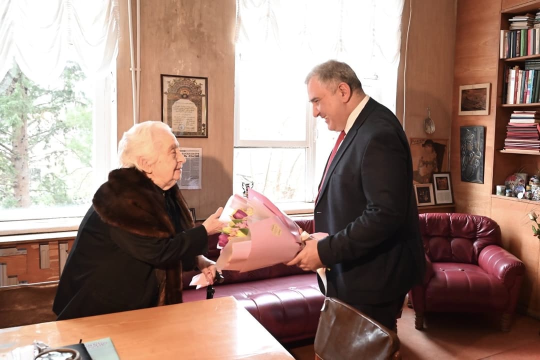 მიხეილ სარჯველაძემ აკადემიკოს ეთერ ქემერტელიძეს 8 მარტი და მოახლოებული 100 წლის იუბილე მიულოცა