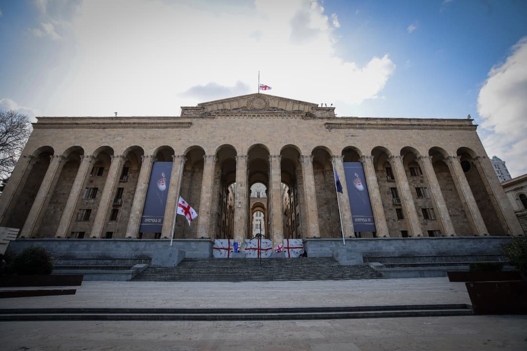 პარლამენტის სასახლეზე საქართველოს კათოლიკოს-პატრიარქის ილია მეორის ბანერი განთავსდა