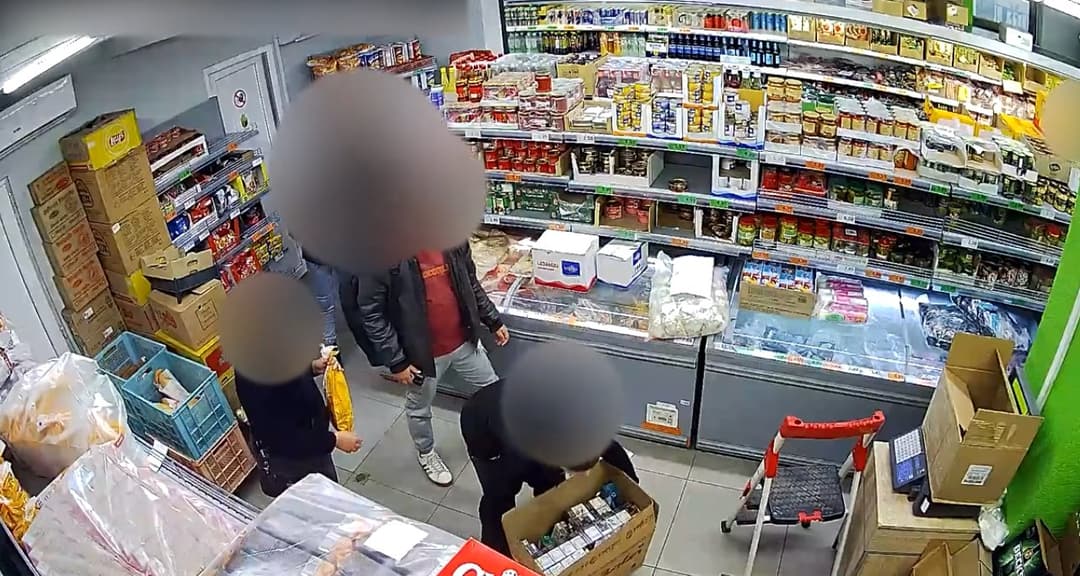 ჯგუფურად ჩადენილი ძარცვისა და ქურდობის ბრალდებით ოთხი არასრულწლოვანი დააკავეს