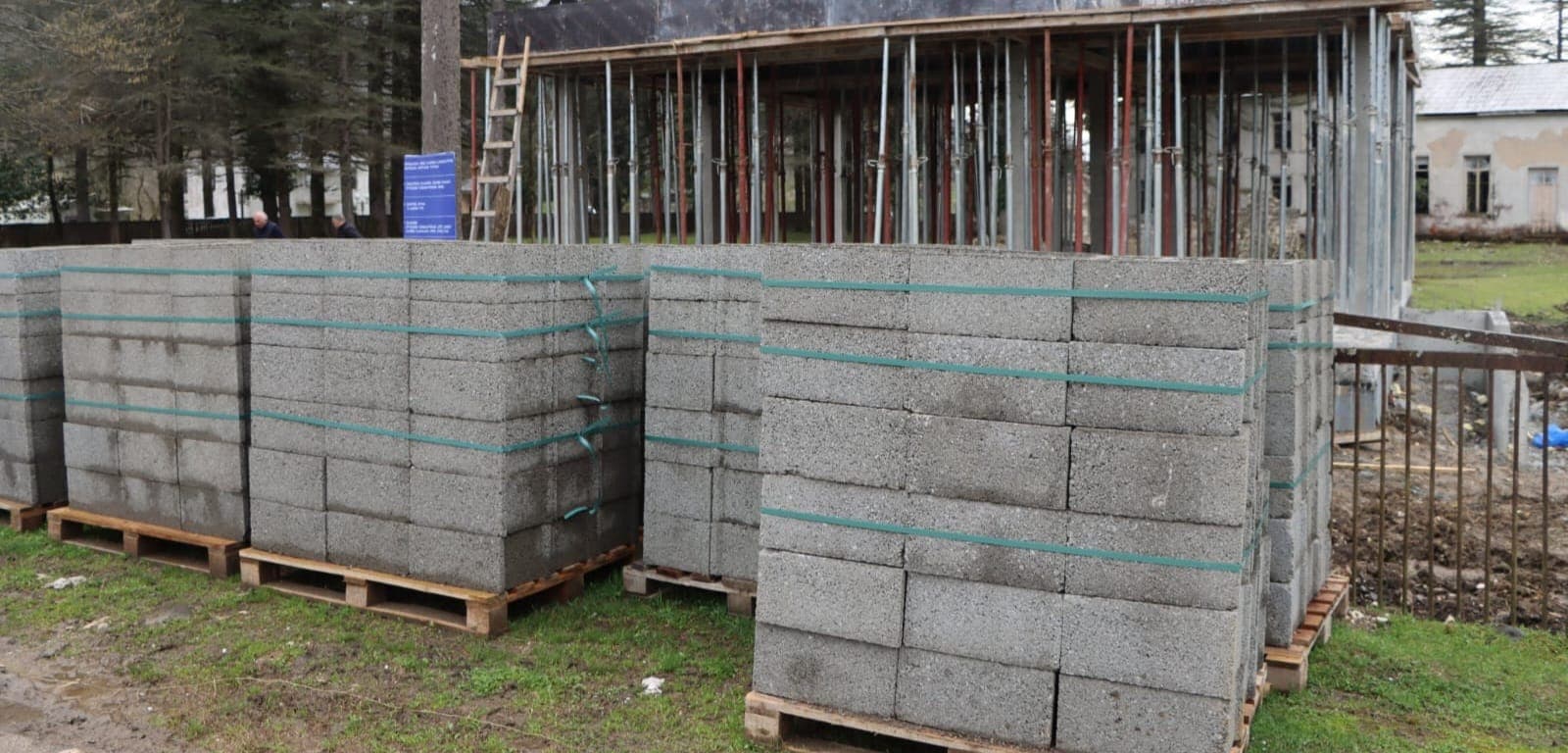 <p style="text-align: justify">წალენჯიხის მუნიციპალიტეტის მერი გუბა საჯაია, პირველ მოადგილესთან ბესიკ ფარცვანიასთან ერთად საჩინოს ადმინისტრაციულ ერთეულში საექიმო ამბულატორიის მშენებლობის სამუშაოებს გაეცნო.</p><p style="text-align: justify">მუნიციპალიტეტის მერიის ინფორმაციით, პროექტის ფარგლებში გათვალისწინებულია თანამედროვე სტანდარტებზე გათვლილი ერთსართულიანი შენობის აშენება, ეზოს კეთილმოწყობა და შენობის &nbsp;თანამედროვე სტანდარტებზე აღჭურვა. პროექტი საჩინოს და მიმდებარე სოფლებში პირველადი ჯანდაცვის ხელმისაწვდომობას კიდევ უფრო გაზრდის. პირველადი ჯანდაცვის რგოლის ეფექტური მუშაობა გარდამტეხ როლს ასრულებს დროულ დიაგნოსტიკასა და მკურნალობაზე.</p><p style="text-align: justify">საჩინოს და ქალაქ ჯვარში ამბულატორიის მშენებლობის შესახებ &nbsp;ჯანდაცვის მინისტრმა მიხეილ სარჯველაძემ წალენჯიხაში ვიზიტის დროს განაცხადა.</p><p style="text-align: justify">ამბულატორიების მშენებლობის პროგრამას, საქართველოს დევნილთა, შრომის, ჯანმრთელობისა და სოციალური დაცვის სამინისტროს ა(ა)იპ "საქართველოს სამედიცინო ჰოლდინგი" ახორციელებს.</p>