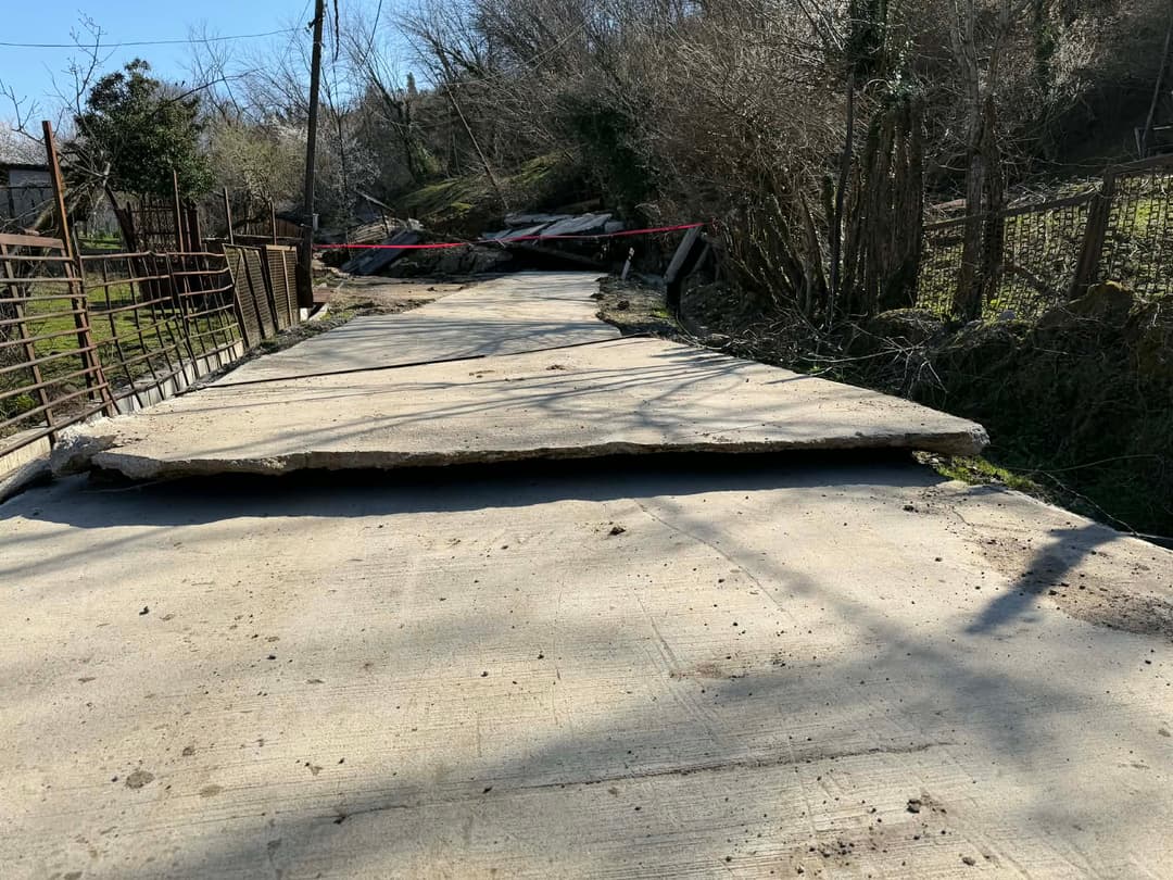 ტყიბულის მუნიციპალიტეტში, სოფელ კურსებში მეწყრული პროცესების შედეგად 5 საცხოვრებელი სახლი დაინგრა