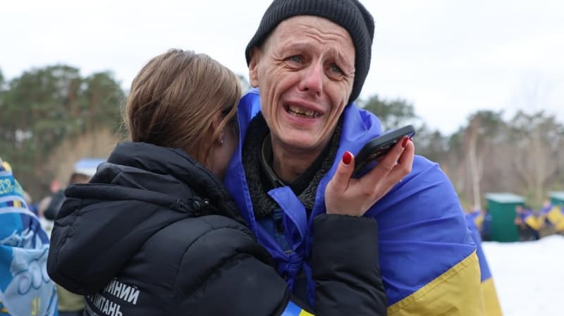 <p style="text-align: justify">რუსული ტყვეობიდან კიდევ 300 უკრაინელი დამცველი გაათავისუფლეს. ჟენევაში შეთანხმების თანახმად, გაცვლის მეორე ეტაპი დღეს გაიმართა.</p><p style="text-align: justify">სახლებში ბრუნდებიან სახმელეთო ჯარების, საჰაერო-სადესანტო თავდასხმის დანაყოფების, საზღვაო ძალების, საჰაერო ძალების და უპილოტო სისტემების ძალების წარმომადგენლები, ასევე უკრაინის ეროვნული გვარდიის, სახელმწიფო სასაზღვრო სამსახურის და სახელმწიფო სპეციალური სატრანსპორტო სამსახურის წარმომადგენლები.</p><p style="text-align: justify">დღეს გათავისუფლებულ დამცველებს შორის ჯარისკაცებისა და სერჟანტების გარდა, ოფიცრებიც არიან.</p><p style="text-align: justify">გათავისუფლებულთა შორის ყველაზე ახალგაზრდა 26 წლისაა, ყველაზე უფროსი - 60-ის.</p><p style="text-align: justify">რუსული ტყვეობიდან გათავისუფლდნენ უკრაინელები, რომლებიც დონეცკის, ლუგანსკის, ხარკოვის, ზაპოროჟიესა და ხერსონის მიმართულებაზე იბრძოდნენ, ასევე ისინი, ვინც მარიუპოლის დაცვაში მონაწილეობდნენ.</p><p style="text-align: justify">სამხედრო ტყვეებთან მოპყრობის საკოორდინაციო შტაბში განაცხადეს, რომ ასევე დააბრუნეს ორი მშვიდობიანი მოქალაქე.&nbsp;</p><p style="text-align: justify">5-6 მარტს რუსეთს და უკრაინას შორის 500/500-ზე გაცვლის პირველ ეტაპზე უკრაინაში 200 ჯარისკაცი დაბრუნდა.</p>